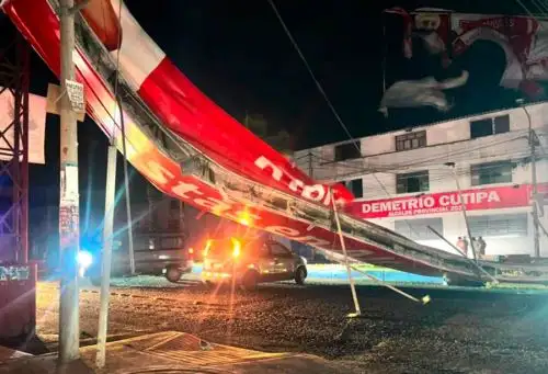 Vientos de fuerte intensidad que alcanzaron una velocidad entre los 35 a 40 kilómetros por hora, causaron daños en viviendas e infraestructura ubicadas en las vías públicas de la ciudad de Tacna. 