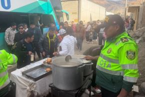 En una rápida acción solidaria, la Policía Nacional del Perú (PNP) brindó ayuda humanitaria a más de 300 personas varadas en la carretera Panamericana Sur, tras el huaico que provocó el bloqueo total de la vía en la región Arequipa.