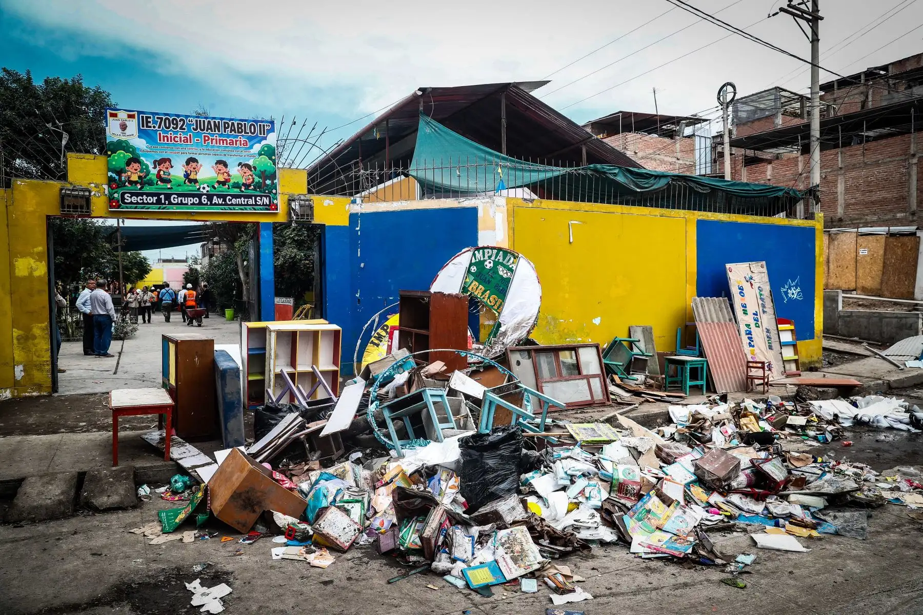 Con apoyo del Ejército del Perú, el Ministerio de Educación realiza trabajos de limpieza, acondicionamiento y rehabilitación en 10 instituciones educativas afectadas por las lluvias y posteriores inundaciones en Villa El Salvador, San Juan de Miraflores, Villa María del Triunfo y Pachacámac. Foto: ANDINA/Daniel Bracamonte
