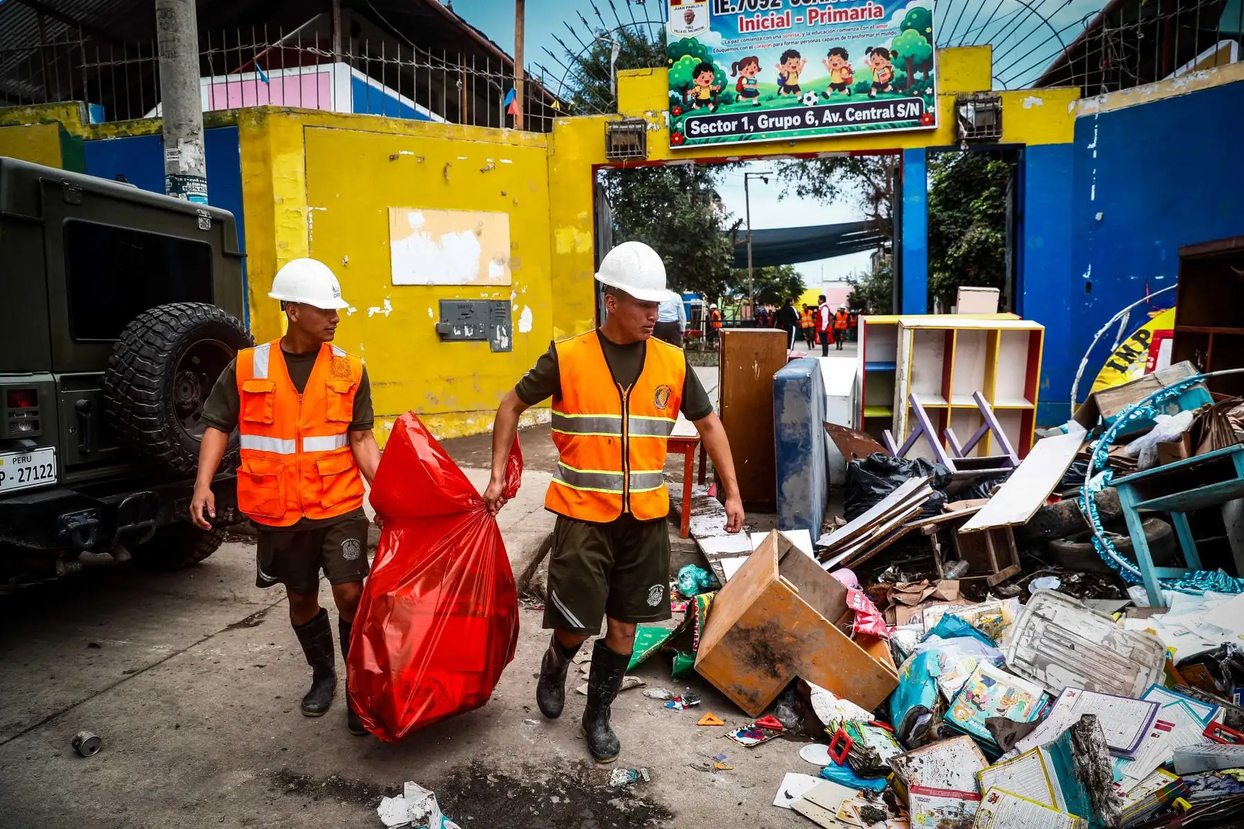 Con apoyo del Ejército del Perú, el Ministerio de Educación realiza trabajos de limpieza, acondicionamiento y rehabilitación en 10 instituciones educativas afectadas por las lluvias y posteriores inundaciones en Villa El Salvador, San Juan de Miraflores, Villa María del Triunfo y Pachacámac. Foto: ANDINA/Daniel Bracamonte