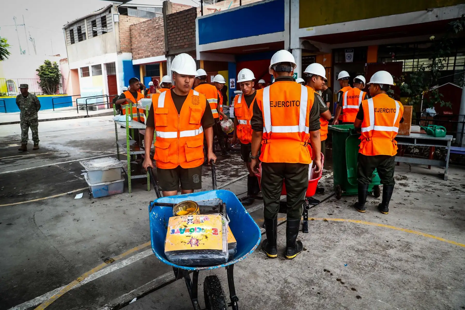 Con apoyo del Ejército del Perú, el Ministerio de Educación realiza trabajos de limpieza, acondicionamiento y rehabilitación en 10 instituciones educativas afectadas por las lluvias y posteriores inundaciones en Villa El Salvador, San Juan de Miraflores, Villa María del Triunfo y Pachacámac. Foto: ANDINA/Daniel Bracamonte