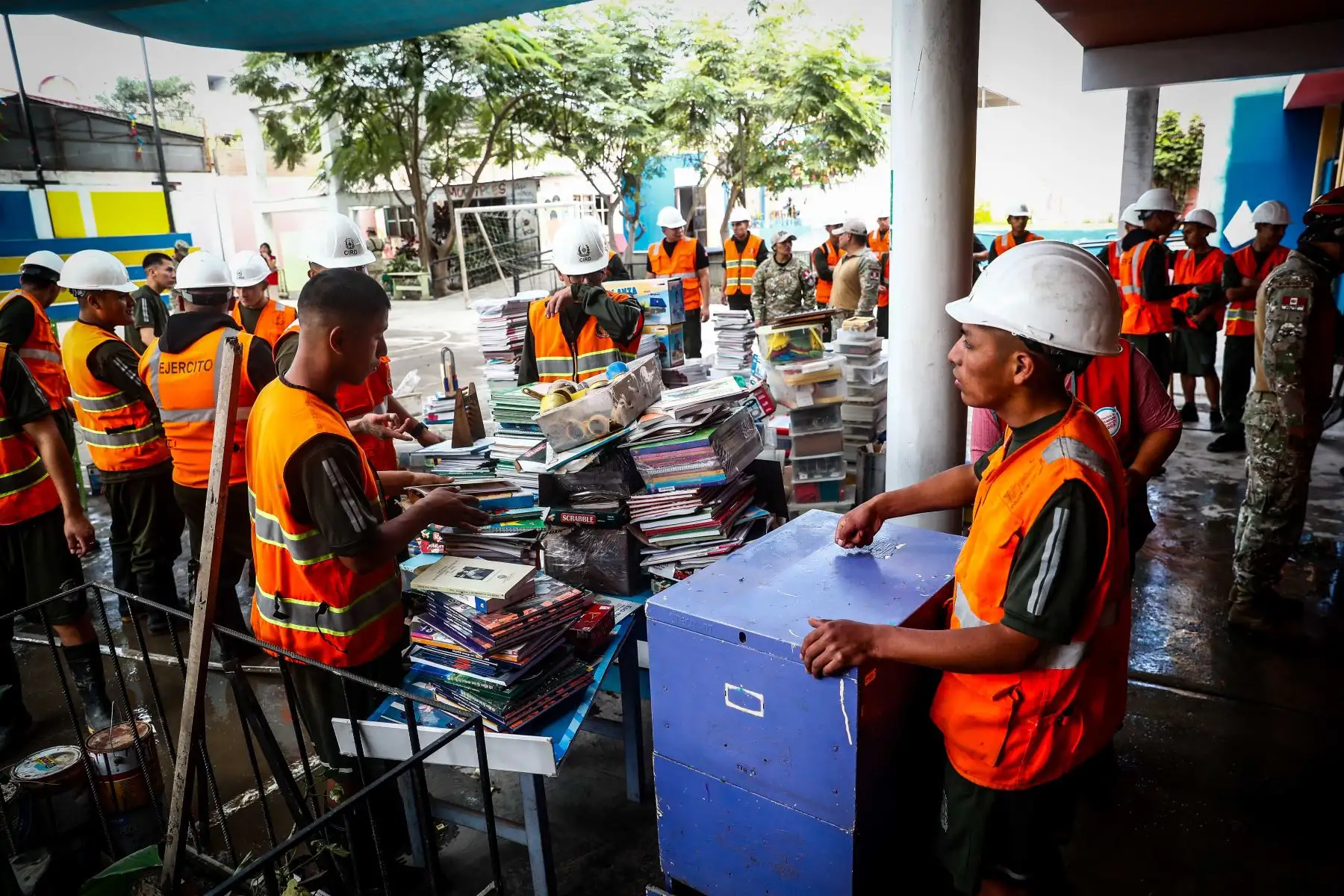 Con apoyo del Ejército del Perú, el Ministerio de Educación realiza trabajos de limpieza, acondicionamiento y rehabilitación en 10 instituciones educativas afectadas por las lluvias y posteriores inundaciones en Villa El Salvador, San Juan de Miraflores, Villa María del Triunfo y Pachacámac. Foto: ANDINA/Daniel Bracamonte