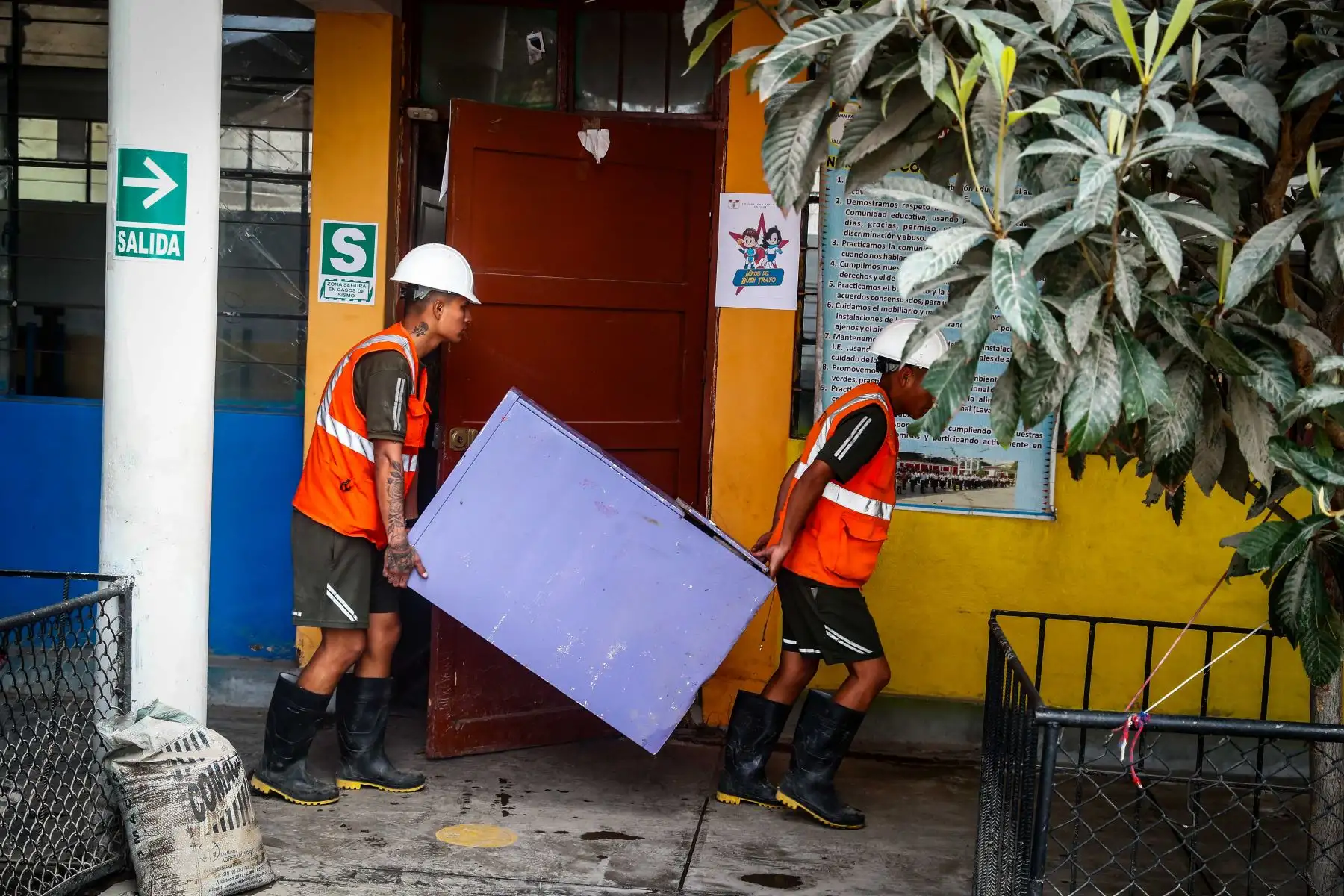 El Ministerio de Educación inició la limpieza, acondicionamiento y rehabilitación de 10 instituciones educativas afectadas por las lluvias y posteriores inundaciones, con el apoyo del Ejército del Perú. Las acciones se ejecutan en colegios ubicados en Villa El Salvador, San Juan de Miraflores, Villa María del Triunfo y Pachacámac.
Foto: ANDINA/Daniel Bracamonte