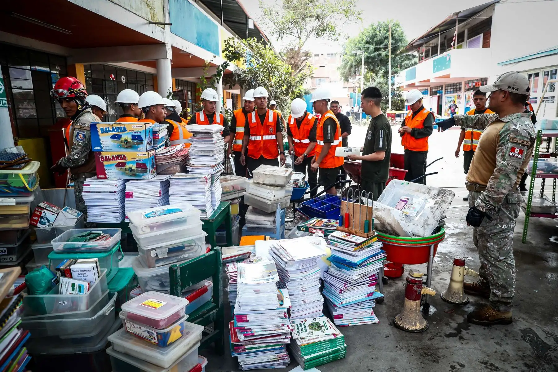 El Ministerio de Educación inició la limpieza, acondicionamiento y rehabilitación de 10 instituciones educativas afectadas por las lluvias y posteriores inundaciones, con el apoyo del Ejército del Perú. Las acciones se ejecutan en colegios ubicados en Villa El Salvador, San Juan de Miraflores, Villa María del Triunfo y Pachacámac.
Foto: ANDINA/Daniel Bracamonte