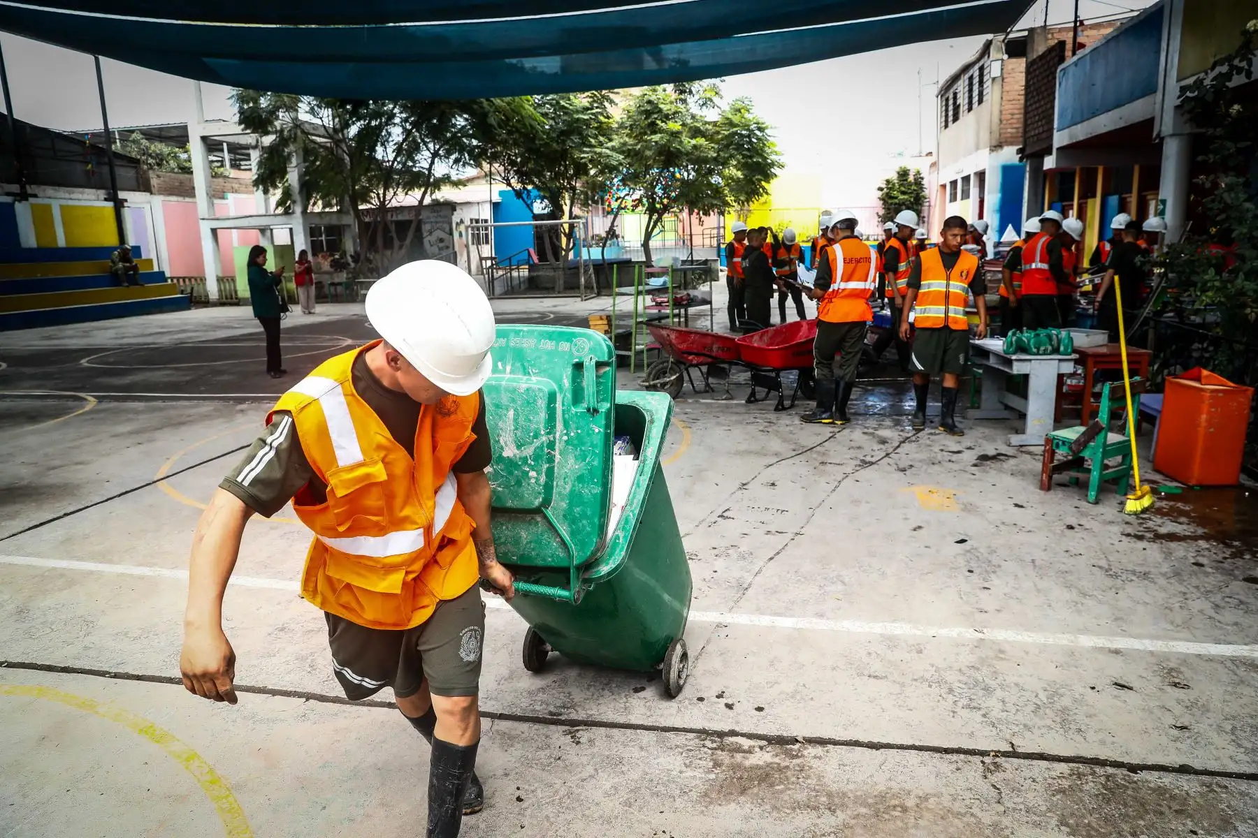 El Ministerio de Educación inició la limpieza, acondicionamiento y rehabilitación de 10 instituciones educativas afectadas por las lluvias y posteriores inundaciones, con el apoyo del Ejército del Perú. Las acciones se ejecutan en colegios ubicados en Villa El Salvador, San Juan de Miraflores, Villa María del Triunfo y Pachacámac.
Foto: ANDINA/Daniel Bracamonte