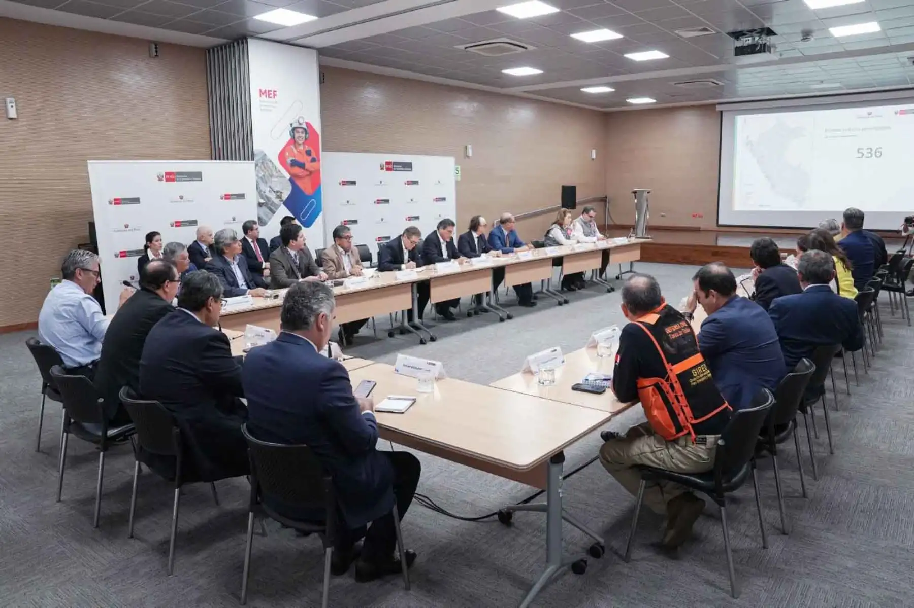 El Ejecutivo y los principales gremios empresariales definieron una ruta de coordinación para fortalecer la prevención y respuesta ante los posibles efectos del Fenómeno El Niño, durante la segunda reunión de la Comisión Nacional de Gestión del Riesgo del FEN. La articulación busca agilizar intervenciones en zonas de mayor riesgo y proteger a la población. Foto: ANDINA/Difusión.