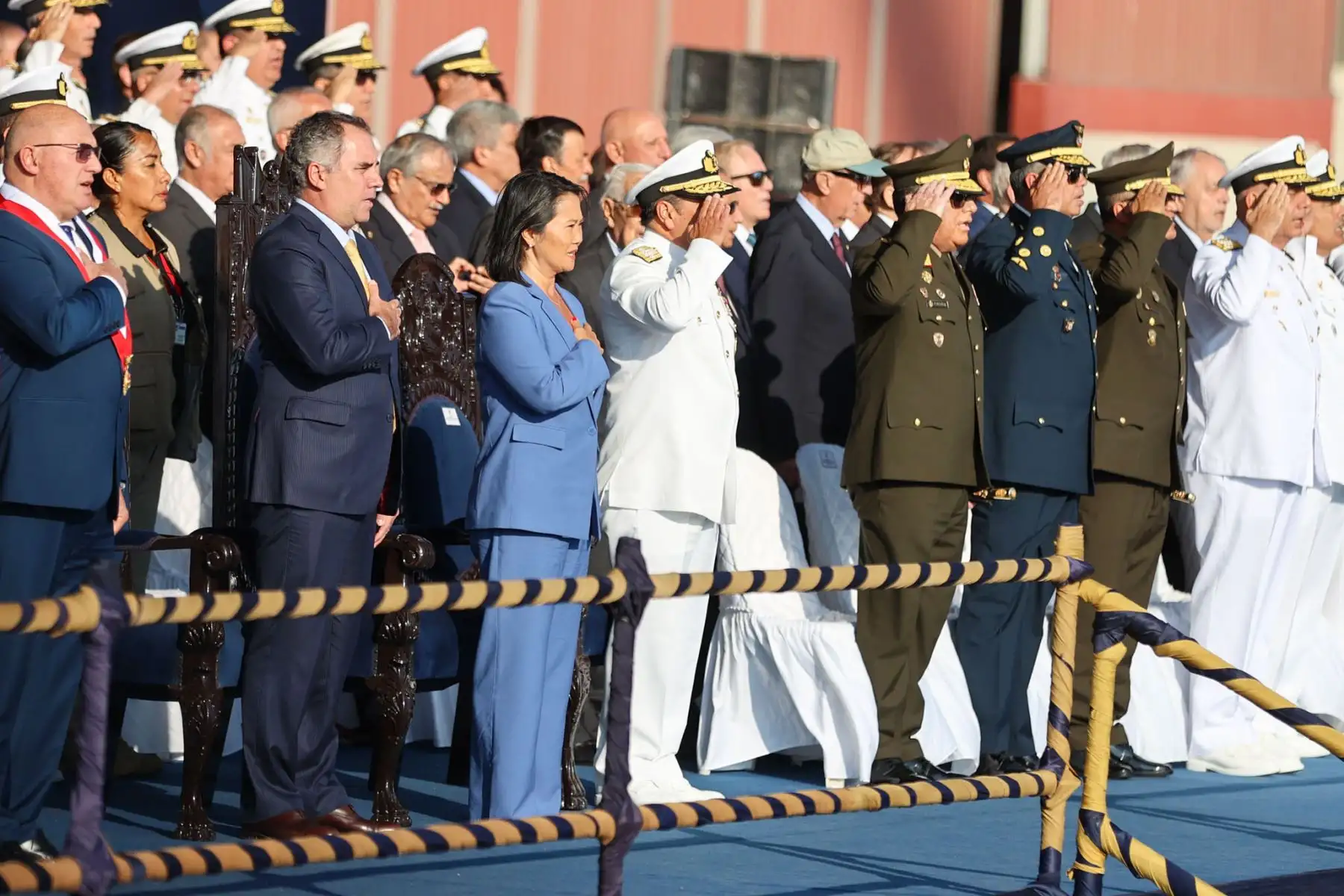 La presidenta de la República, Keiko Fujimori, participó en el Callao en la ceremonia de bautizo y botadura de la Unidad Auxiliar de Aprovisionamiento Logístico BAP Chimbote, proyecto que fortalecerá el abastecimiento y sostenimiento de las operaciones navales a lo largo del litoral peruano. Foto: ANDINA/Jhonel Rodriguez