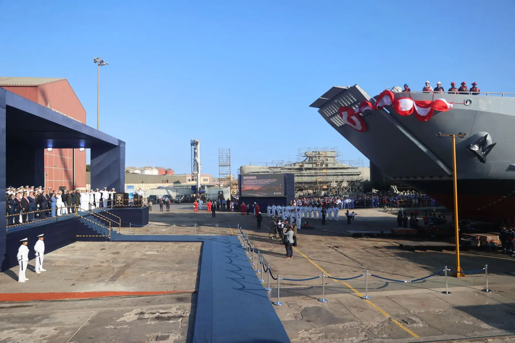 La presidenta de la República, Keiko Fujimori, participó en el Callao en la ceremonia de bautizo y botadura de la Unidad Auxiliar de Aprovisionamiento Logístico BAP Chimbote, proyecto que fortalecerá el abastecimiento y sostenimiento de las operaciones navales a lo largo del litoral peruano. Foto: ANDINA/Jhonel Rodriguez