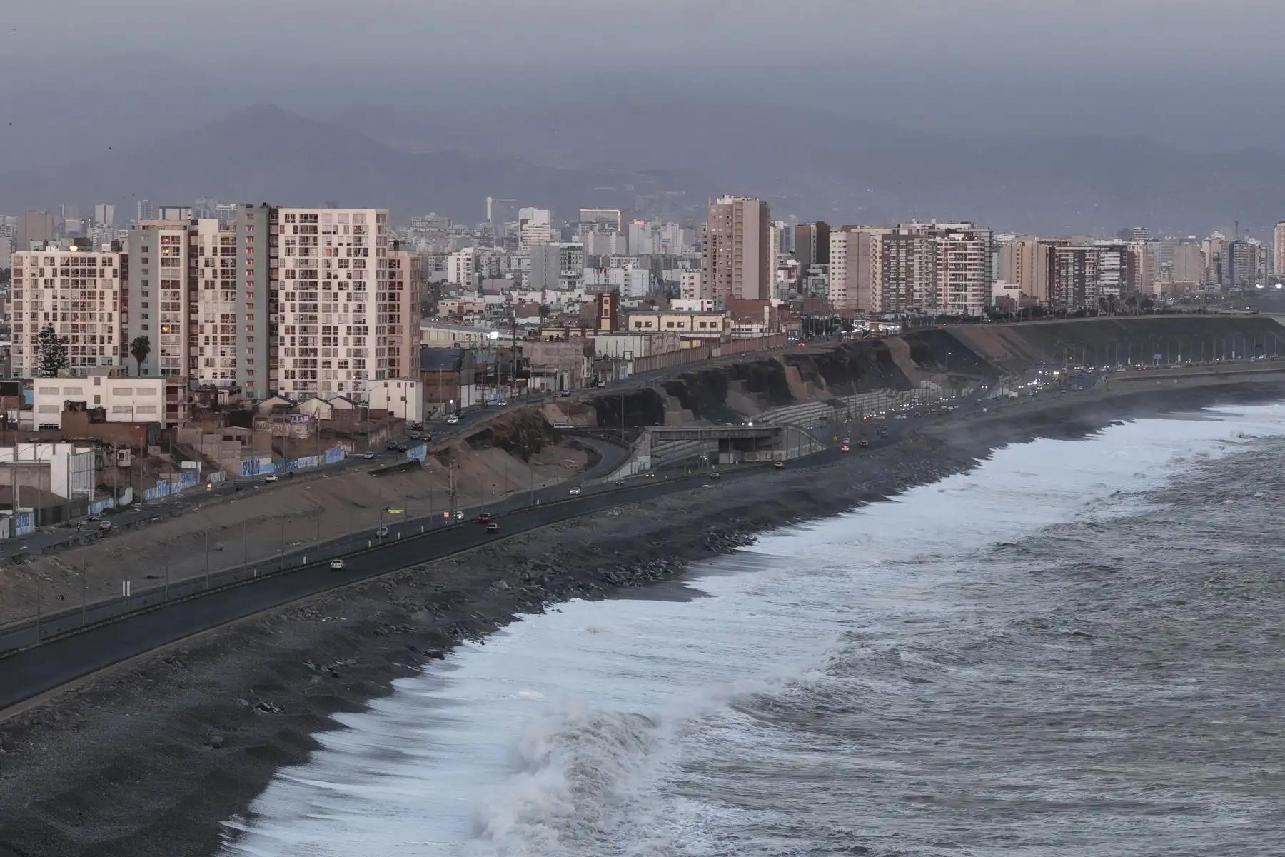 El Servicio Nacional de Meteorología e Hidrología (Senamhi) anunció un nuevo periodo de incremento de la velocidad del viento, de moderada a fuerte intensidad, en la costa, mientras que el Instituto Nacional de Defensa Civil (Indeci) brindó a la población una serie de recomendaciones ante este evento meteorológico. Foto: ANDINA/Jhonel Rodríguez Robles