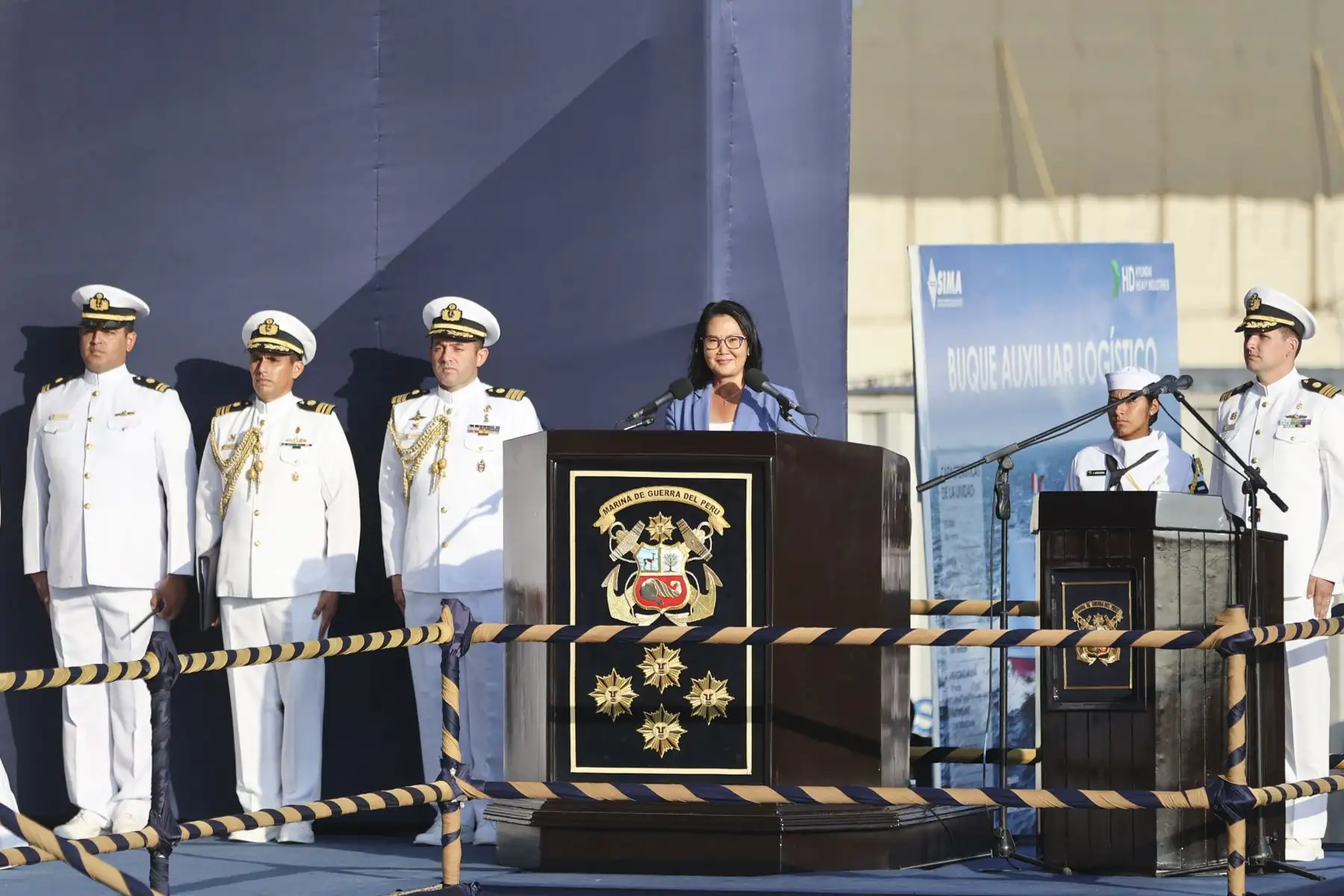 La presidenta de la República, Keiko Fujimori, participó en el Callao en la ceremonia de bautizo y botadura de la Unidad Auxiliar de Aprovisionamiento Logístico BAP Chimbote, proyecto que fortalecerá el abastecimiento y sostenimiento de las operaciones navales a lo largo del litoral peruano. Foto: ANDINA/Jhonel Rodriguez Robles