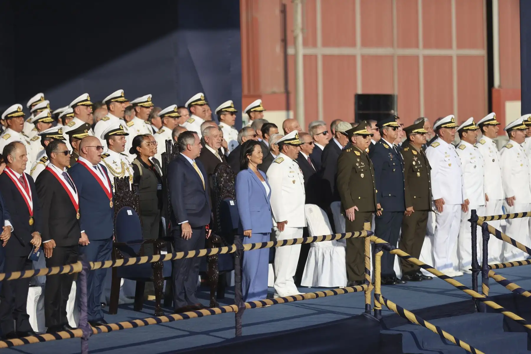 La presidenta de la República, Keiko Fujimori, participó en el Callao en la ceremonia de bautizo y botadura de la Unidad Auxiliar de Aprovisionamiento Logístico BAP Chimbote, proyecto que fortalecerá el abastecimiento y sostenimiento de las operaciones navales a lo largo del litoral peruano. Foto: ANDINA/Jhonel Rodriguez Robles
