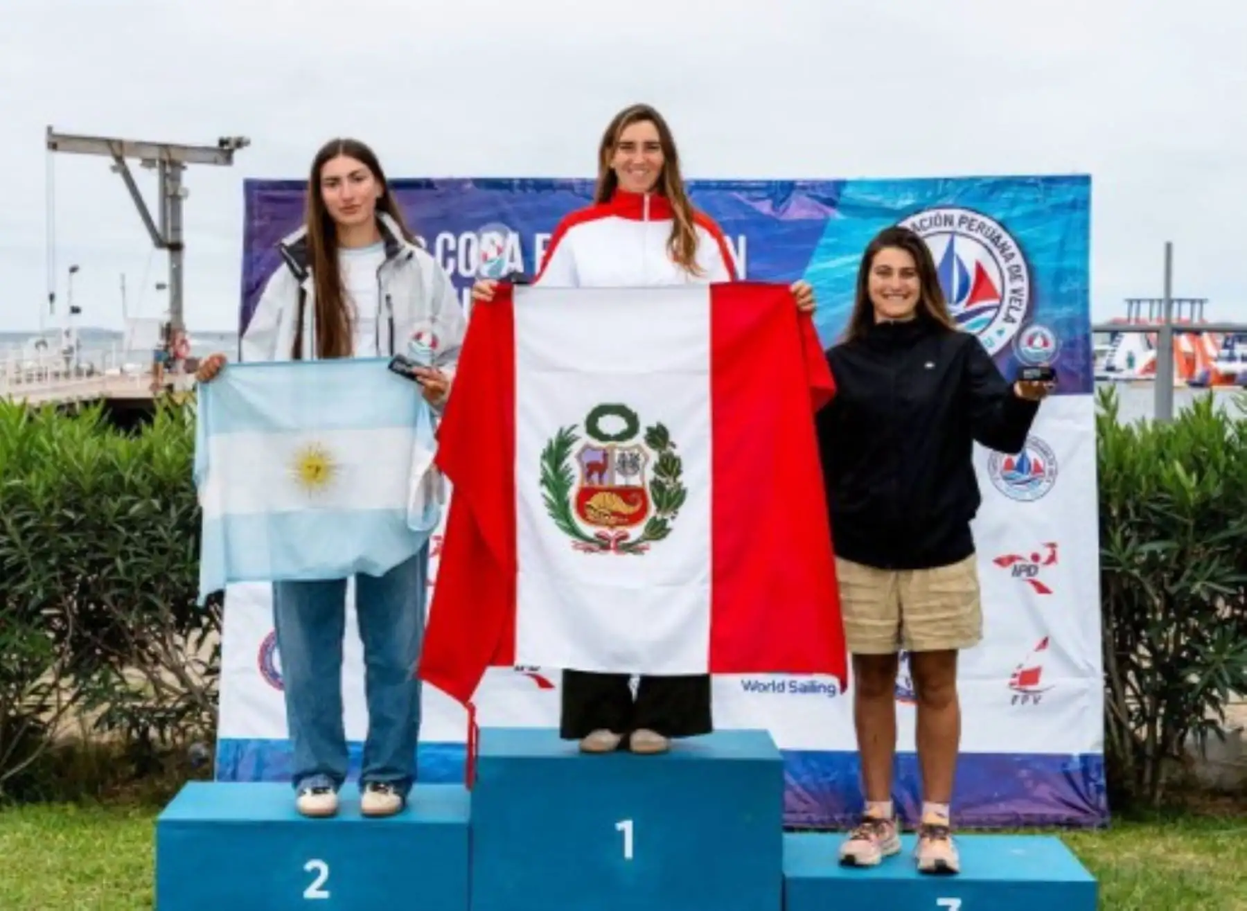 María Belén Bazo se proclamó campeona en el Sudamericano de Vela en Paracas