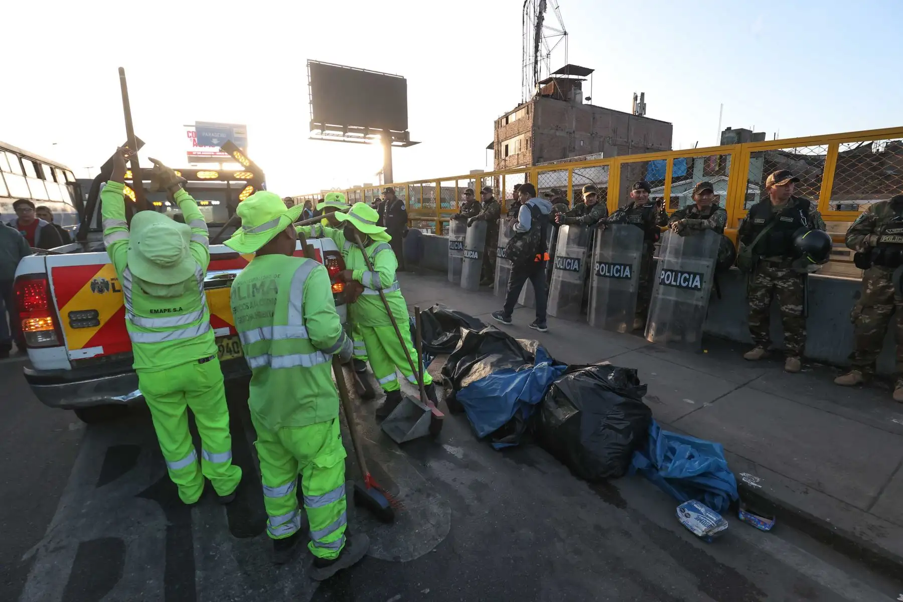 El megaoperativo en Puente Nuevo comprende acciones de limpieza, seguridad, mantenimiento vial y retiro del comercio informal, con apoyo de la PNP, la ATU, Lima Expresa y la Municipalidad de El Agustino. Foto: ANDINA/Juan Carlos Guzmán