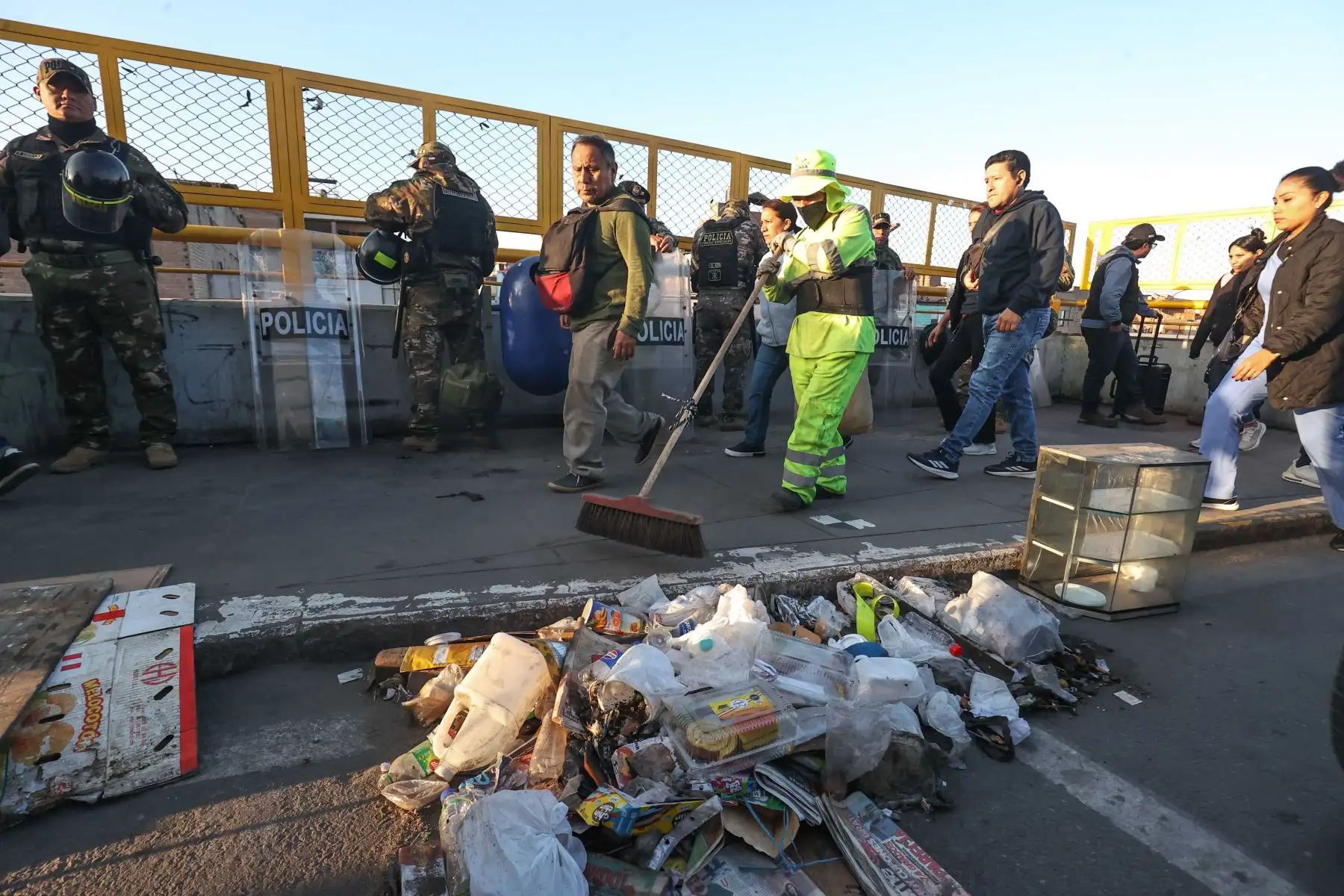 El megaoperativo en Puente Nuevo comprende acciones de limpieza, seguridad, mantenimiento vial y retiro del comercio informal, con apoyo de la PNP, la ATU, Lima Expresa y la Municipalidad de El Agustino. Foto: ANDINA/Juan Carlos Guzmán