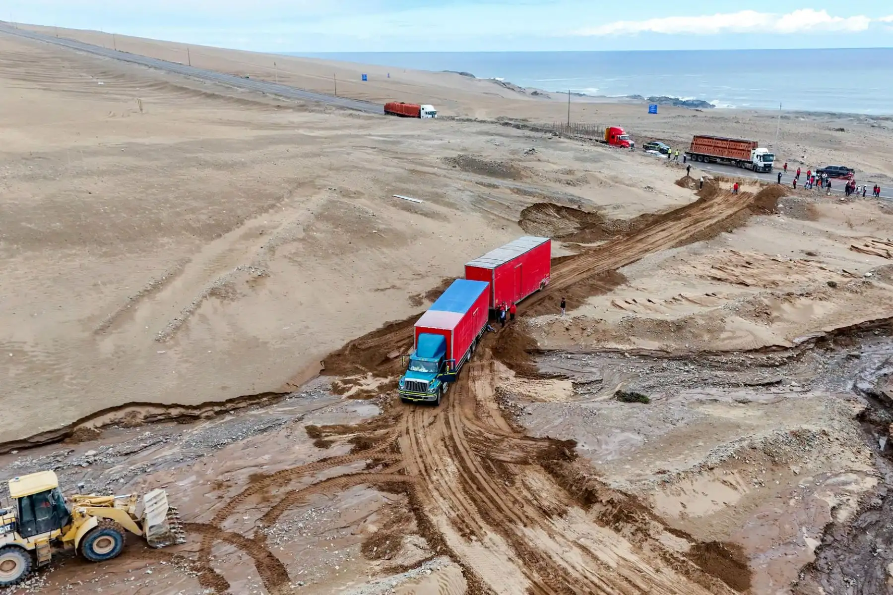 Gobierno Regional de Moquegua, Provías Nacional y Southern Peru habilitan una ruta alterna tipo trocha carrozable en el sector de Tacahuay para garantizar el tránsito entre Ilo y Tacna mientras se recupera la vía definitiva. Foto: ANDINA/ Difusión