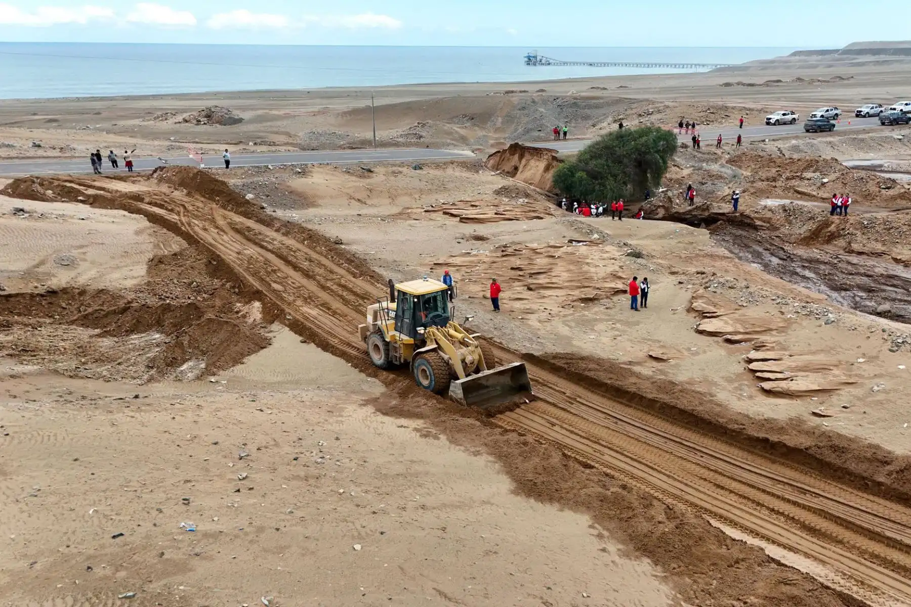 Maquinaria pesada trabaja en la habilitación y mantenimiento de la ruta alterna en la Costanera Sur, afectada por el fenómeno climático. Foto: ANDINA/ Difusión