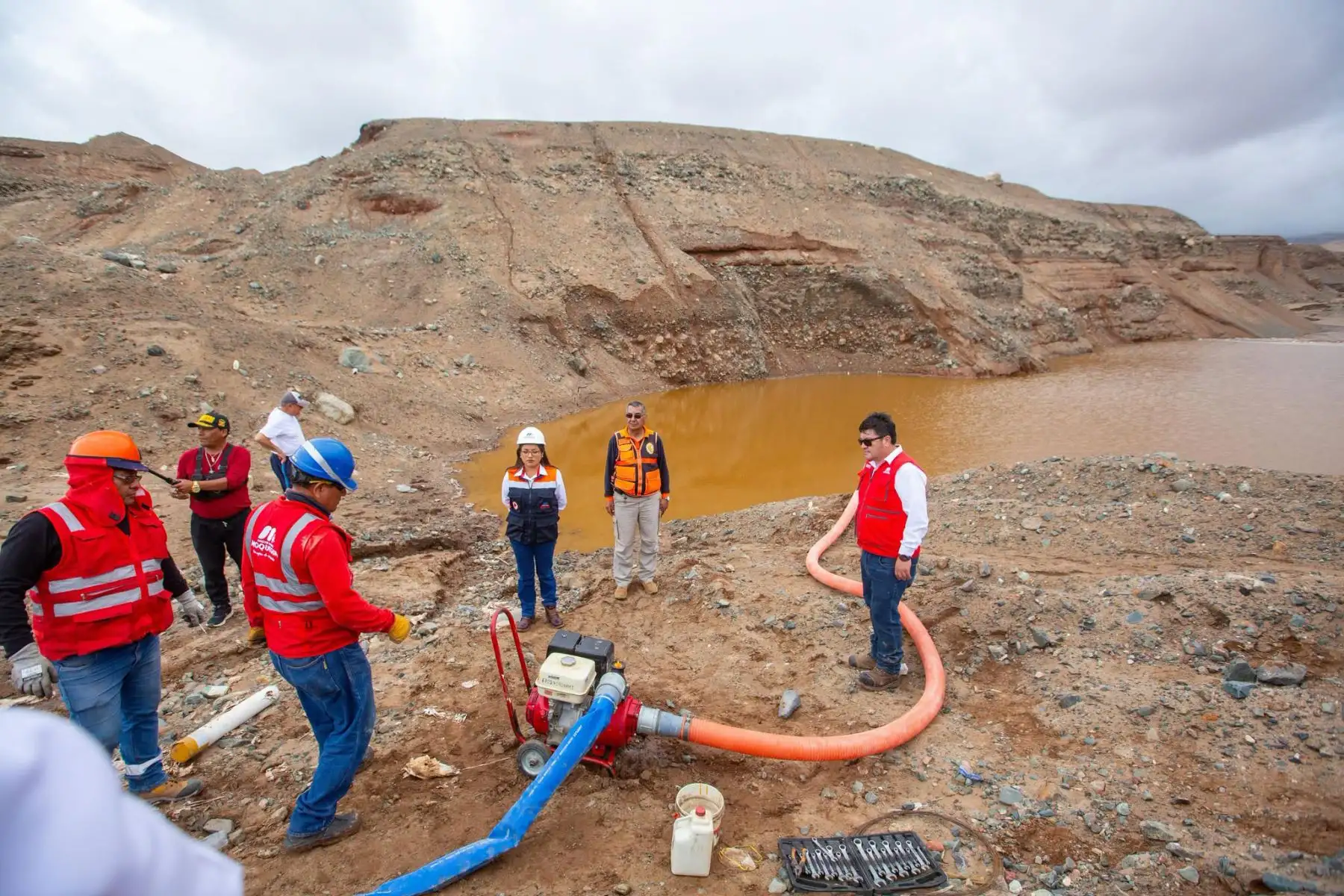 Tres motobombas del Proyecto Especial Pasto Grande realizan labores de succión de agua empozada para reducir riesgos sobre la infraestructura hídrica. Foto: ANDINA/ Difusión