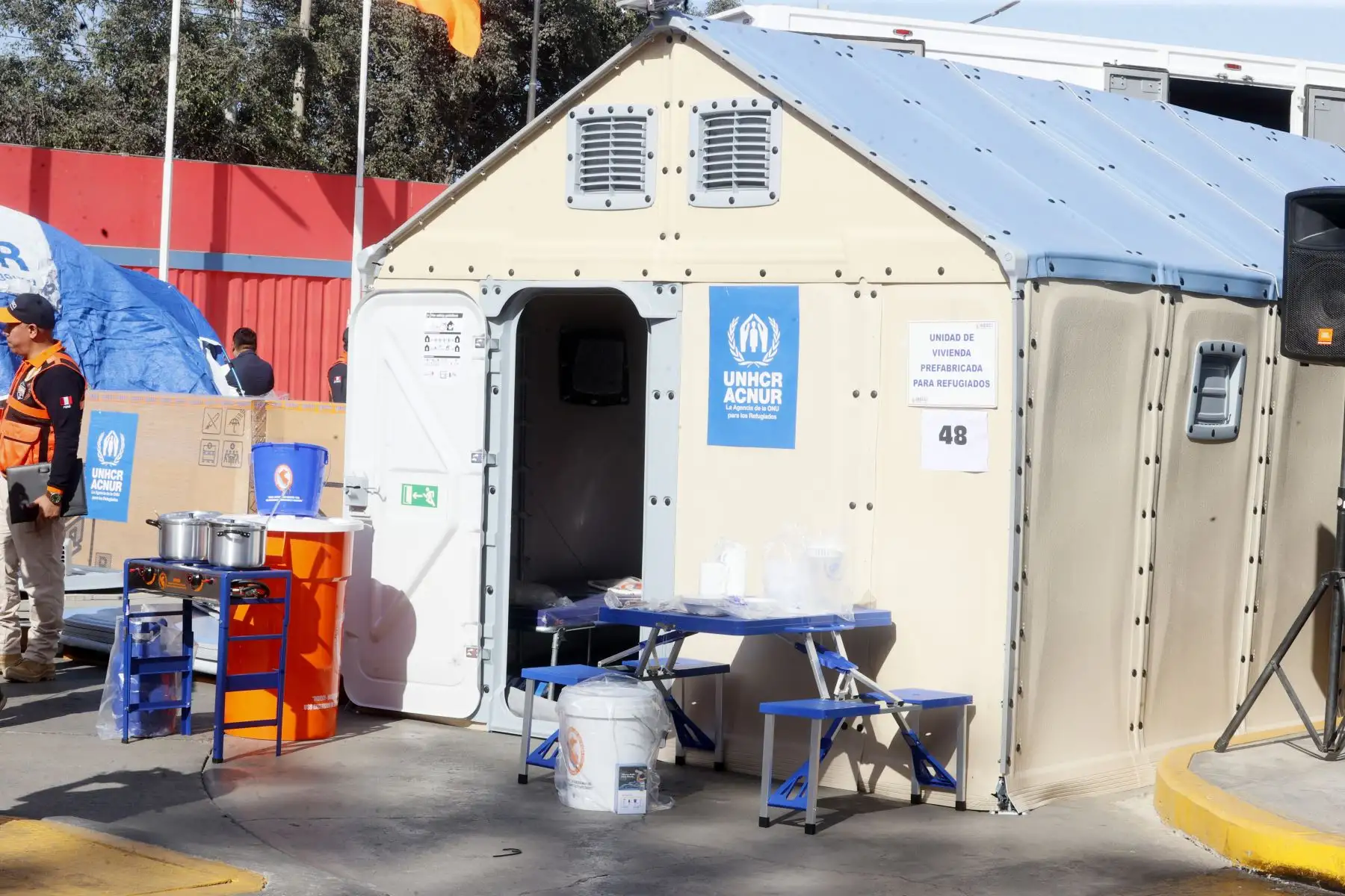 Autoridades nacionales y de la ONU supervisan la llegada de viviendas prefabricadas, carpas y suministros para familias damnificadas en Junín.
Foto: ANDINA/Vidal Tarqui