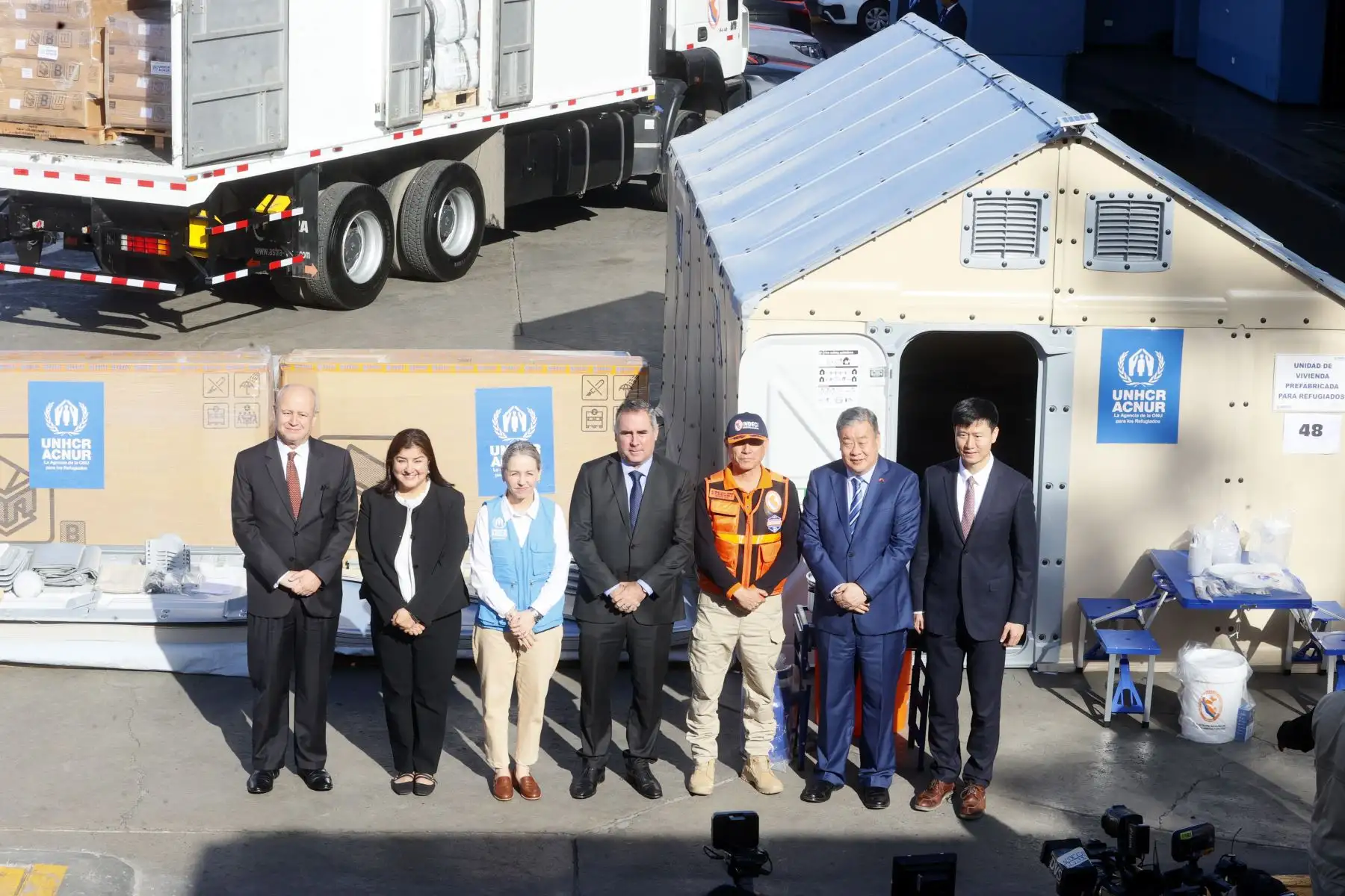 El embajador de la República Popular China en el Perú, Song Yang; el ministro de Defensa, Rafael Jorge Belaunde Llosa; el jefe del INDECI, Luis Enrique Vásquez Guerrero; y la representante de ACNUR en el Perú, Laura Almirall, durante la recepción del lote de 15 toneladas de ayuda humanitaria entregado por la Agencia de la ONU para los Refugiados en apoyo a las familias afectadas por sismos en la región Junín.
Foto: ANDINA/Vidal Tarqui