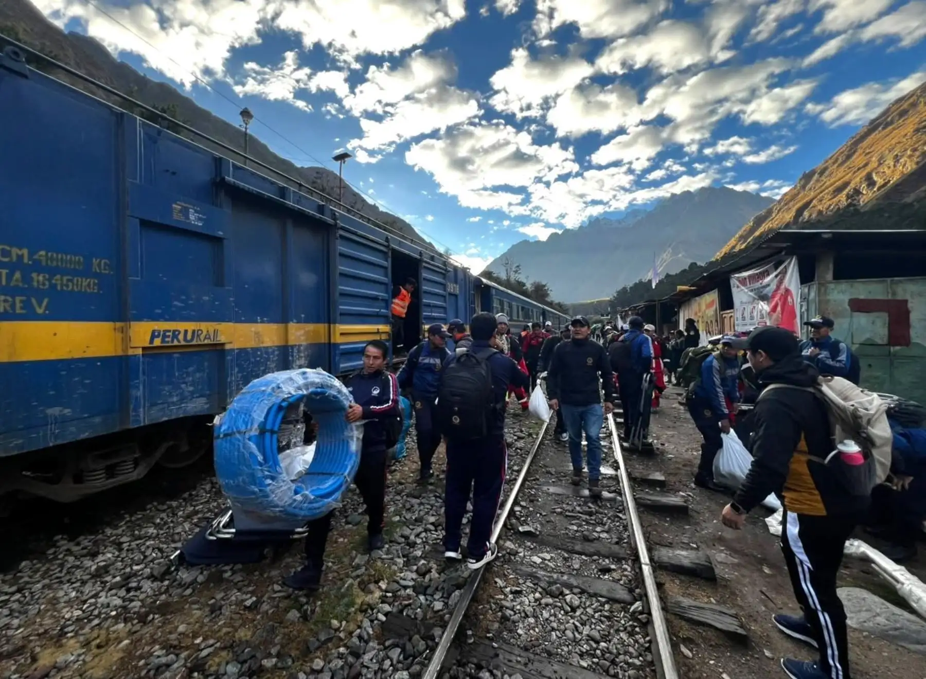 Brindan asistencia a turistas afectados por lluvias en ruta del Camino Inca a Machu Picchu