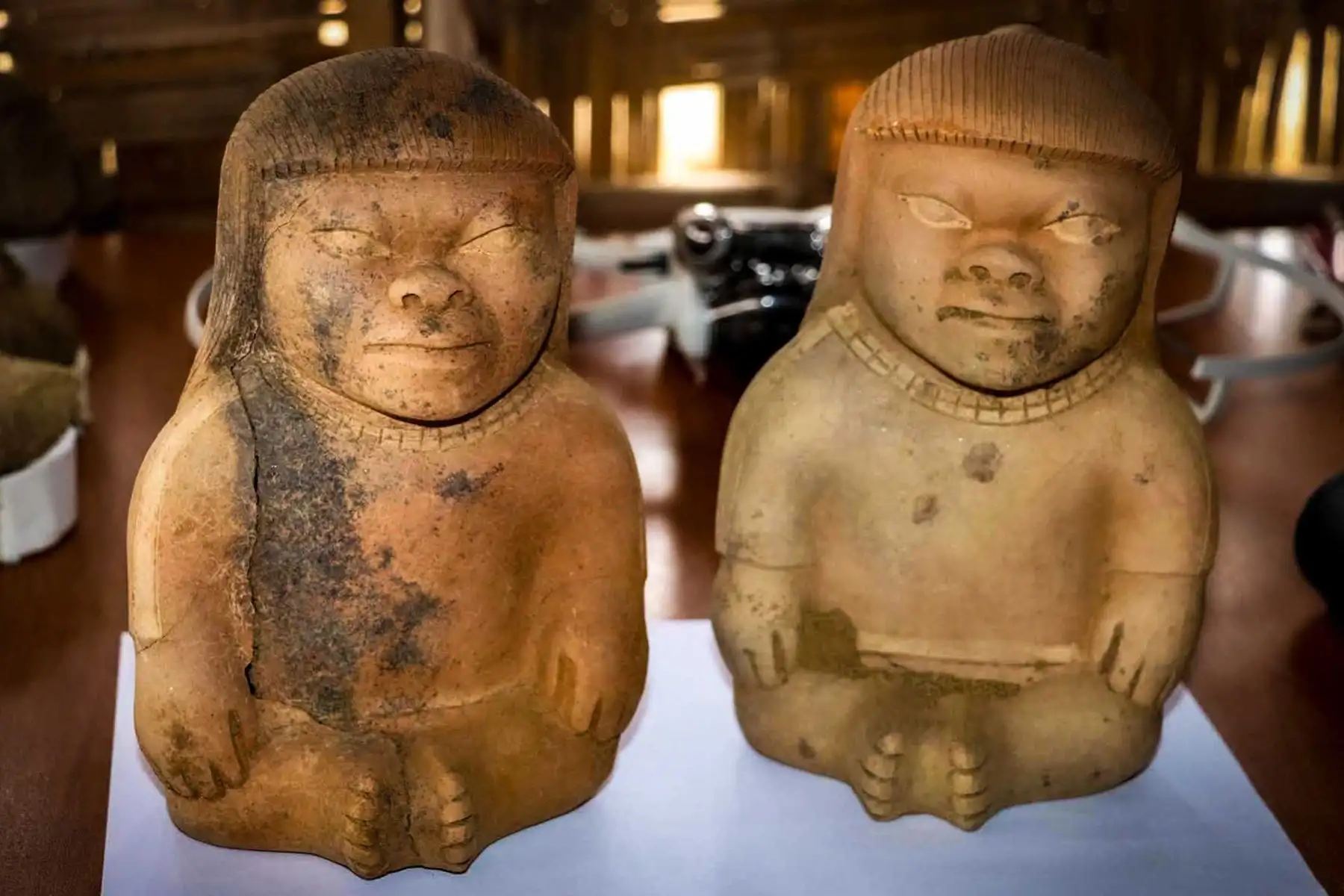 Investigadores del Complejo Arqueológico Huacas de Moche descubrieron en el núcleo urbano la tumba de un infante de aproximadamente un año y medio, enterrado con ofrendas que incluyen silbatos, sonajas y una vasija escultórica. Foto: ANDINA/ Luis Puell