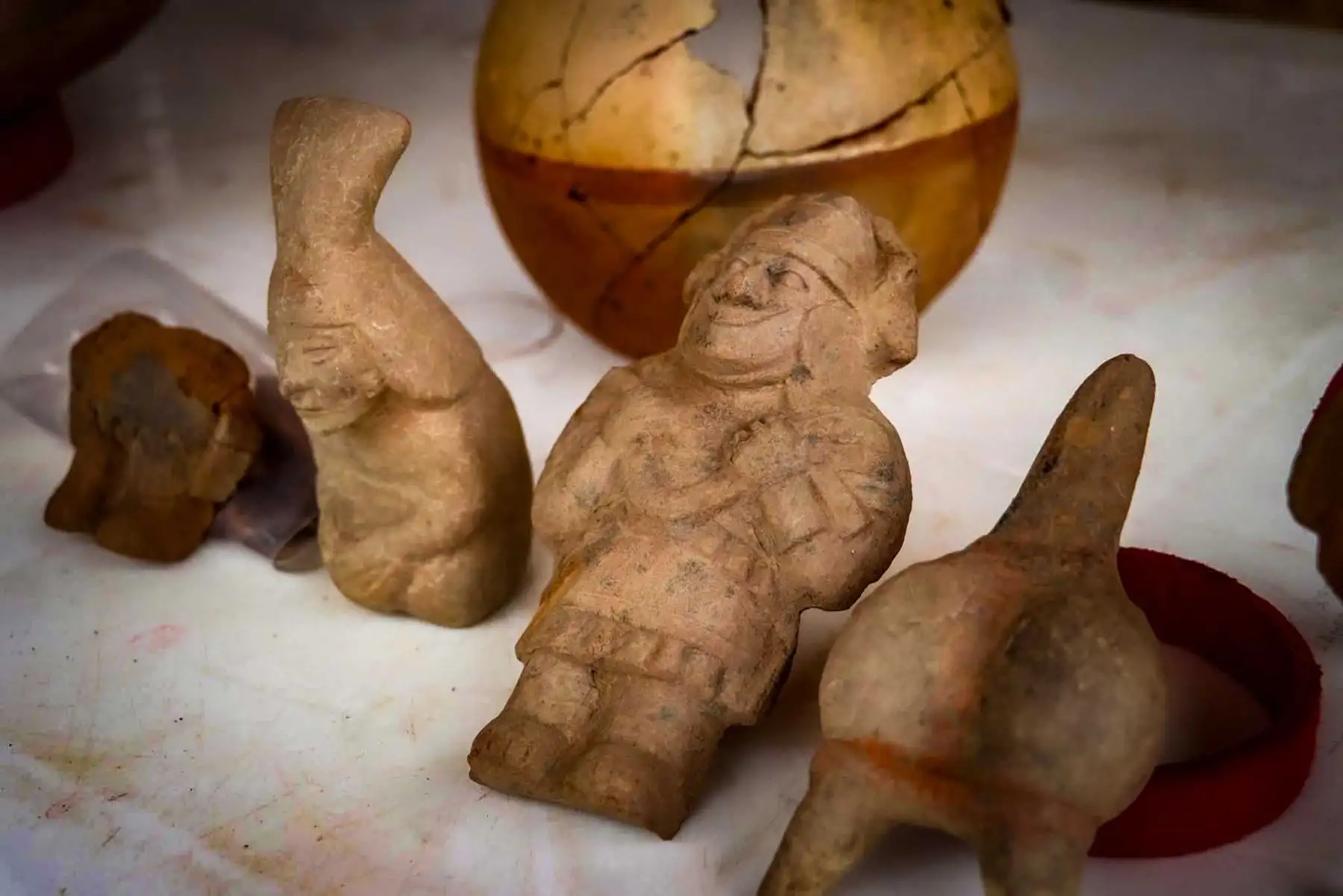 Investigadores del Complejo Arqueológico Huacas de Moche descubrieron en el núcleo urbano la tumba de un infante de aproximadamente un año y medio, enterrado con ofrendas que incluyen silbatos, sonajas y una vasija escultórica. Foto: ANDINA/ Luis Puell