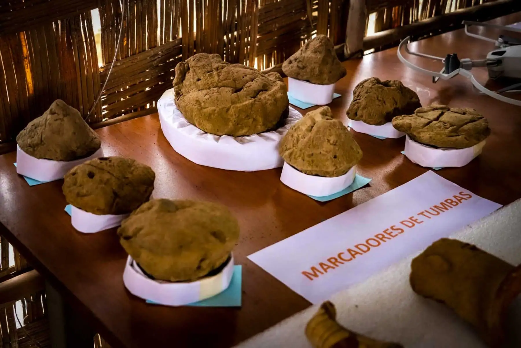 Investigadores del Complejo Arqueológico Huacas de Moche descubrieron en el núcleo urbano la tumba de un infante de aproximadamente un año y medio, enterrado con ofrendas que incluyen silbatos, sonajas y una vasija escultórica. Foto: ANDINA/ Luis Puell