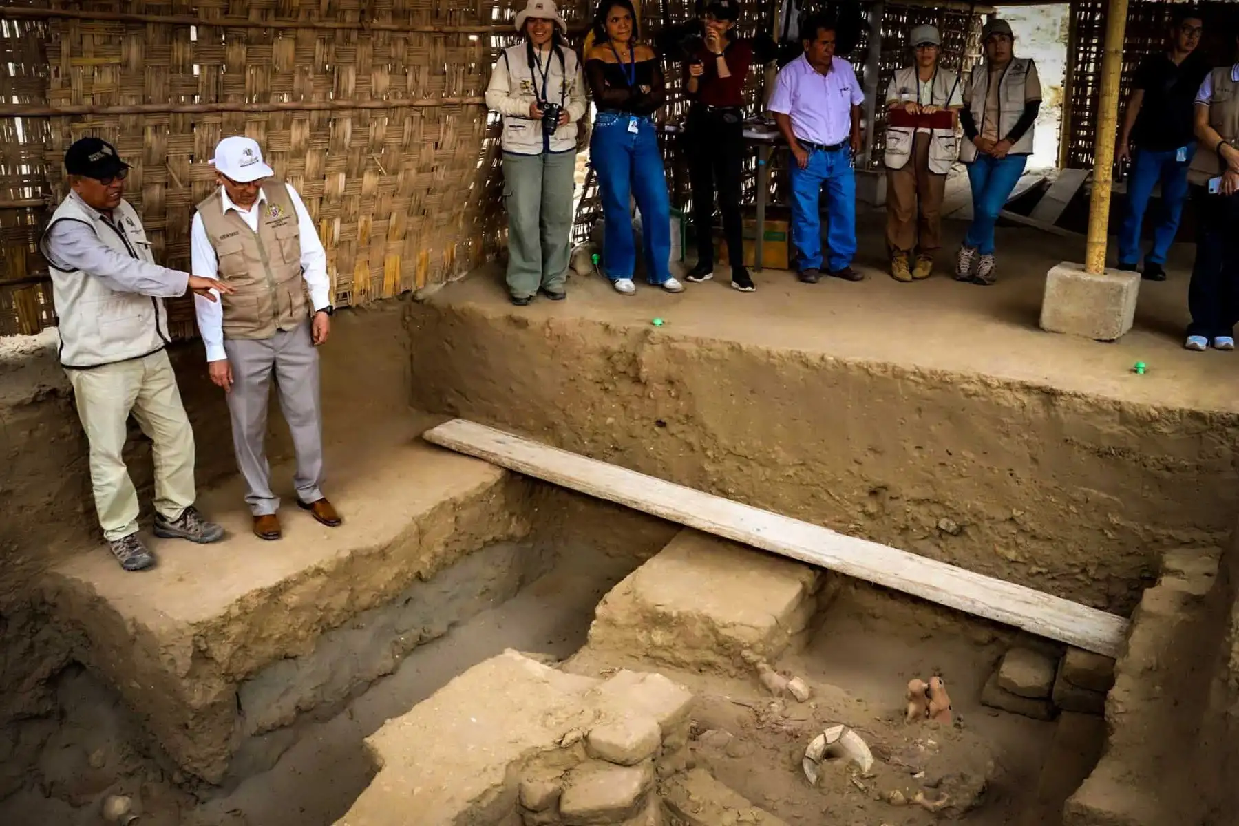 Investigadores del Complejo Arqueológico Huacas de Moche descubrieron en el núcleo urbano la tumba de un infante de aproximadamente un año y medio, enterrado con ofrendas que incluyen silbatos, sonajas y una vasija escultórica. Foto: ANDINA/ Luis Puell