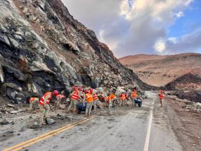 Miembros del Ejército del Perú participan en las labores de limpieza y retiro de rocas que bloquean el tránsito en la carretera Panamericana Sur, a la altura de Atico, en Arequipa. ANDINA/Difusión