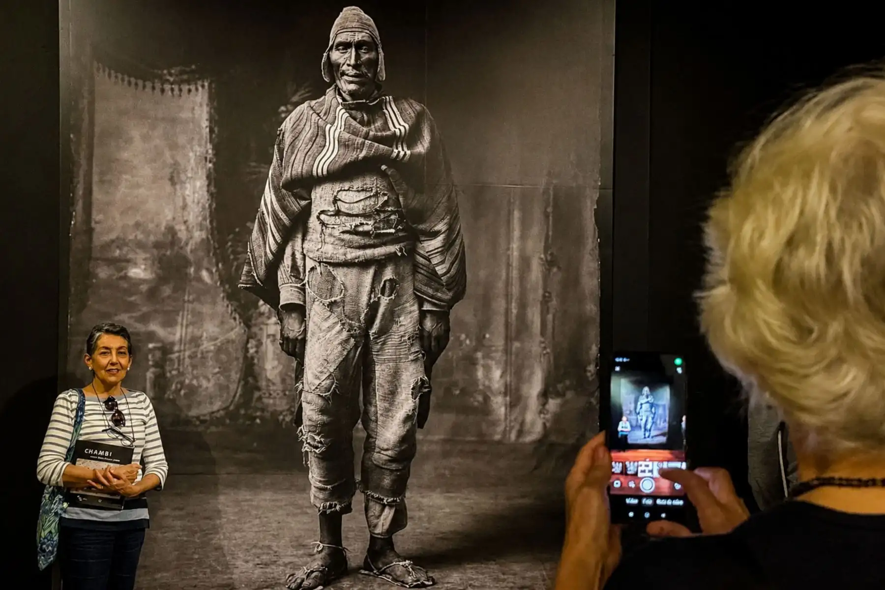 La exposición Chambi: historia, oficio, archivo, legado, inaugurada por la Cancillería en el Centro Cultural Inca Garcilaso, permite volver sobre El gigante de Llusco, retrato de Juan de la Cruz Sihuana. La imagen no oculta la colonialidad del poder —jerarquías raciales y sociales heredadas del orden colonial, propuestas por el profesor sanmarquino Aníbal Quijano—, pero el encuadre frontal y la densidad informativa del retrato otorgan al personaje una presencia visual de gran dignidad. Foto: ANDINA/Luis Iparraguirre.