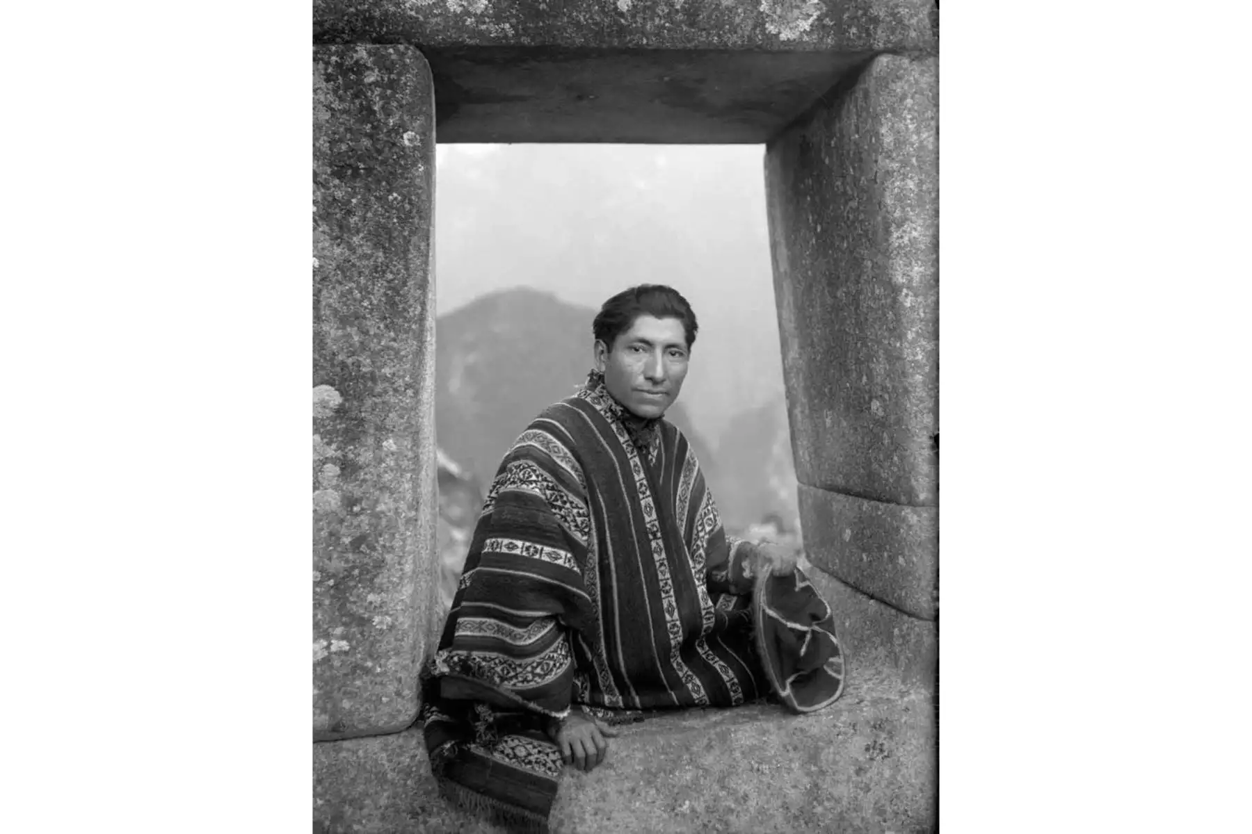 En su autorretrato en Machu Picchu, Martín Chambi se sitúa dentro del paisaje andino que también convirtió en tema de su obra. Como señaló Edward Ranney, para comprender cómo Chambi se concebía a sí mismo como artista es necesario atender a las fotografías que escogió, tituló y mostró públicamente, pues allí se expresa su propia mirada autoral. Foto: ANDINA/Asociación Martín Chambi.