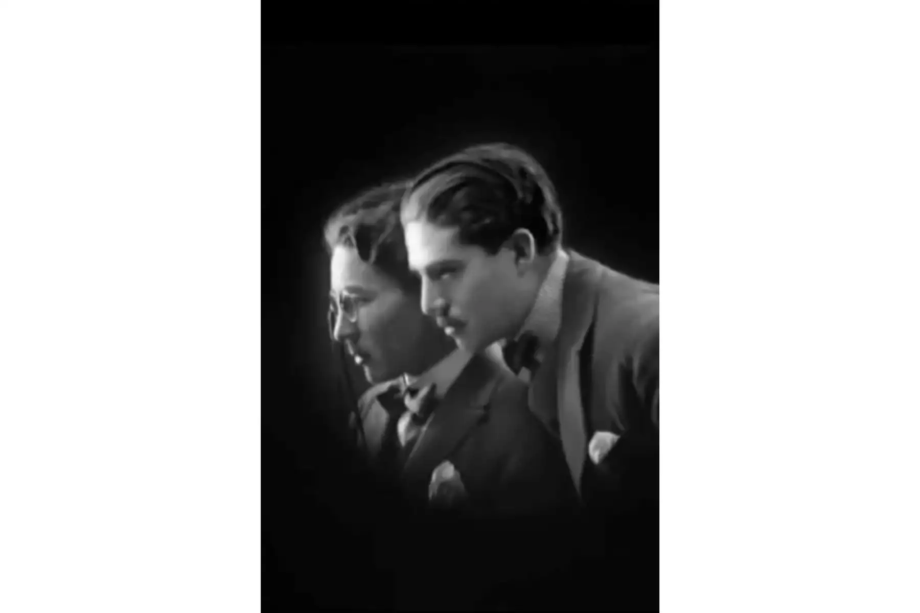 El autorretrato de Carlos y Miguel Vargas condensa la conciencia de oficio de los fotógrafos arequipeños. La composición, la luz y la cercanía de sus rostros presentan a los autores como protagonistas de una modernidad visual construida desde el estudio, donde la técnica fotográfica, la puesta en escena y la imagen pública formaron parte de una misma práctica cultural. Foto: ANDINA/Vargas Hermanos Archivo.
