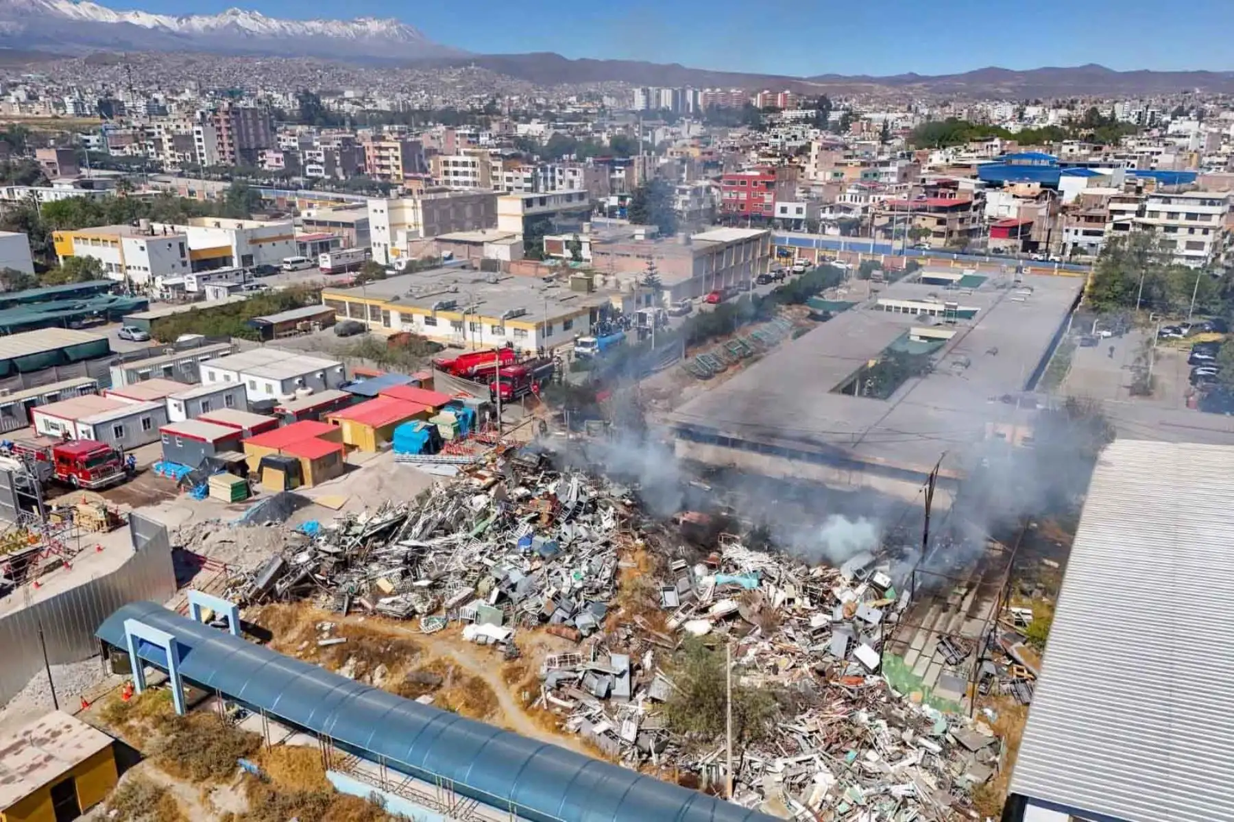 El incendio registrado en el hospital Honorio Delgado Espinoza de Arequipa fue controlado tras la intervención de los bomberos, luego de causar alarma entre pacientes y personal de salud. El fuego se inició en la parte posterior del área de psiquiatría, usada como depósito de chatarra, maderas, cartón y otros desechos. Foto: ANDINA/Difusión.