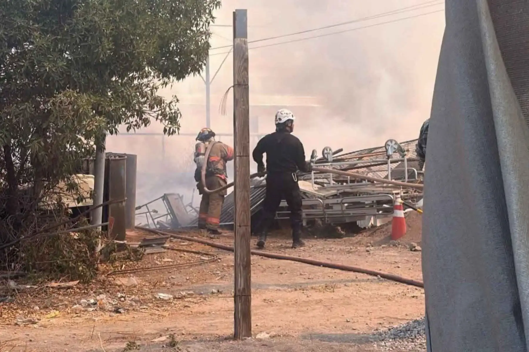 El incendio registrado en el hospital Honorio Delgado Espinoza de Arequipa fue controlado tras la intervención de los bomberos, luego de causar alarma entre pacientes y personal de salud. El fuego se inició en la parte posterior del área de psiquiatría, usada como depósito de chatarra, maderas, cartón y otros desechos. Foto: ANDINA/Difusión.