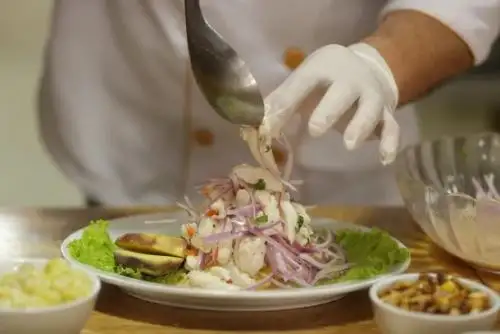 La gastronomía peruana, representada por el cebiche, se juega el título del Mundial de las Comidas del streamer español Ibai Llanos. Foto: ANDINA/Difusión