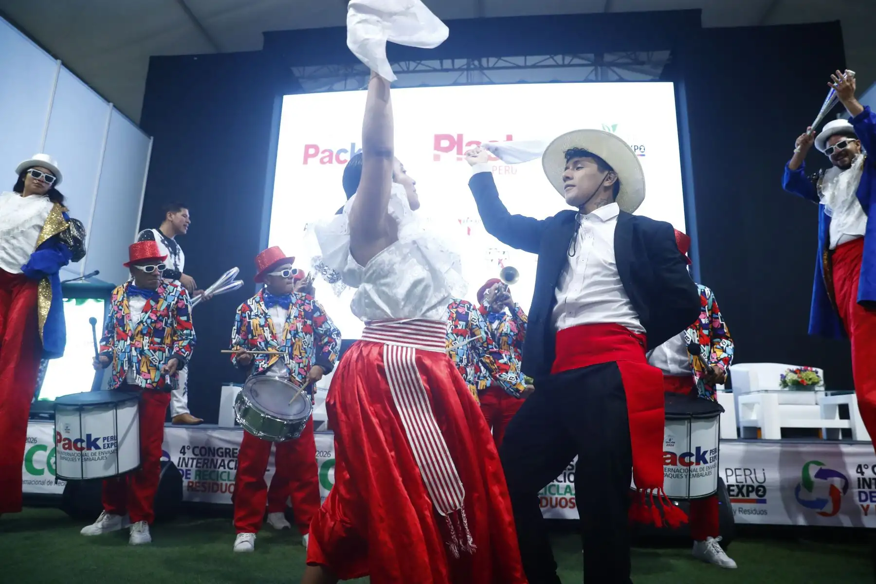 Con un pasacalle de música y bailes se inauguró Pack Perú Expo 2026, feria internacional de envases, empaques y embalajes que reúne a 1,200 marcas de diferentes países y espera recibir a unos 24,000 asistentes en el Villa Complejo Ferial de Chorrillos, del 19 al 22 de agosto. Foto: ANDINA/Daniel Bracamonte.