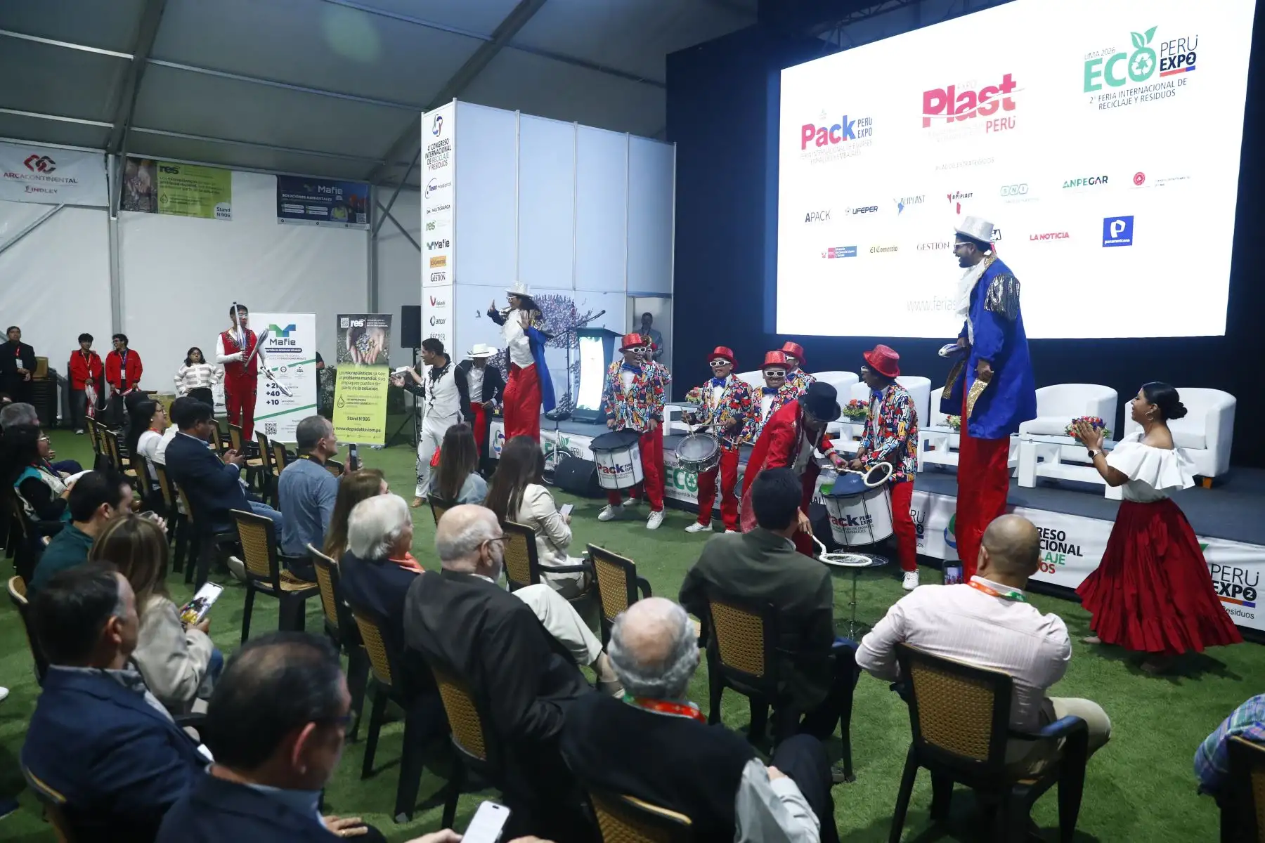 Con un pasacalle de música y bailes se inauguró Pack Perú Expo 2026, feria internacional de envases, empaques y embalajes que reúne a 1,200 marcas de diferentes países y espera recibir a unos 24,000 asistentes en el Villa Complejo Ferial de Chorrillos, del 19 al 22 de agosto. Foto: ANDINA/Daniel Bracamonte.
