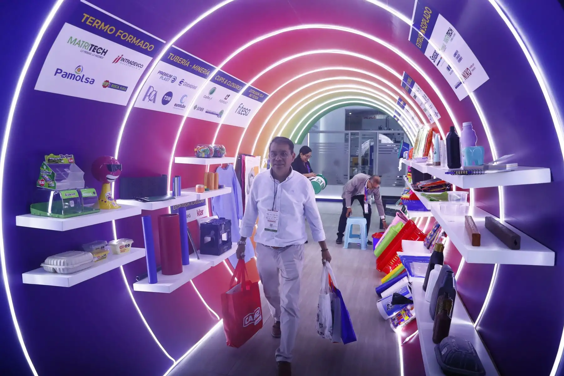 Con un pasacalle de música y bailes se inauguró Pack Perú Expo 2026, feria internacional de envases, empaques y embalajes que reúne a 1,200 marcas de diferentes países y espera recibir a unos 24,000 asistentes en el Villa Complejo Ferial de Chorrillos, del 19 al 22 de agosto. Foto: ANDINA/Daniel Bracamonte.