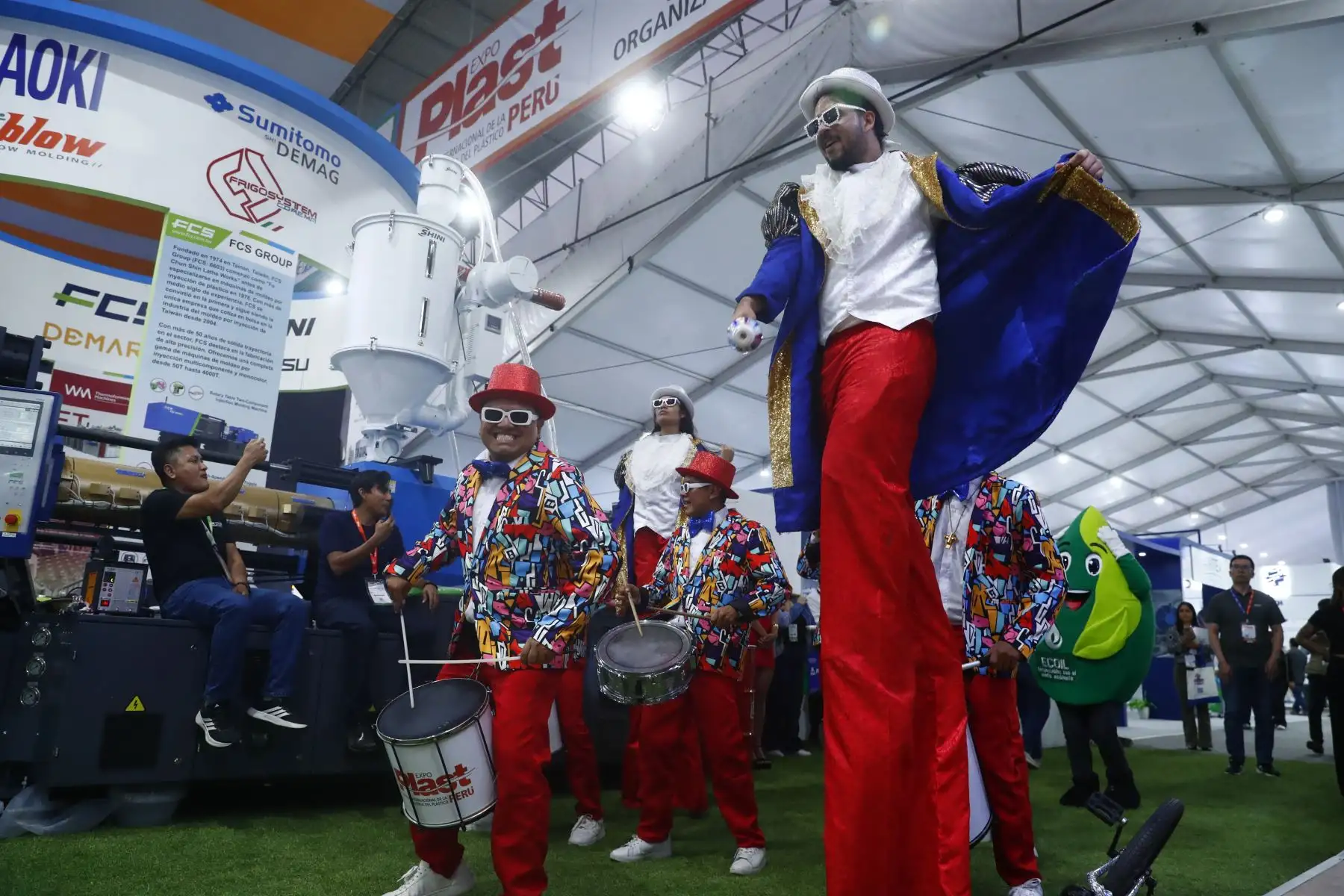 Con un pasacalle de música y bailes se inauguró Pack Perú Expo 2026, feria internacional de envases, empaques y embalajes que reúne a 1,200 marcas de diferentes países y espera recibir a unos 24,000 asistentes en el Villa Complejo Ferial de Chorrillos, del 19 al 22 de agosto. Foto: ANDINA/Daniel Bracamonte.