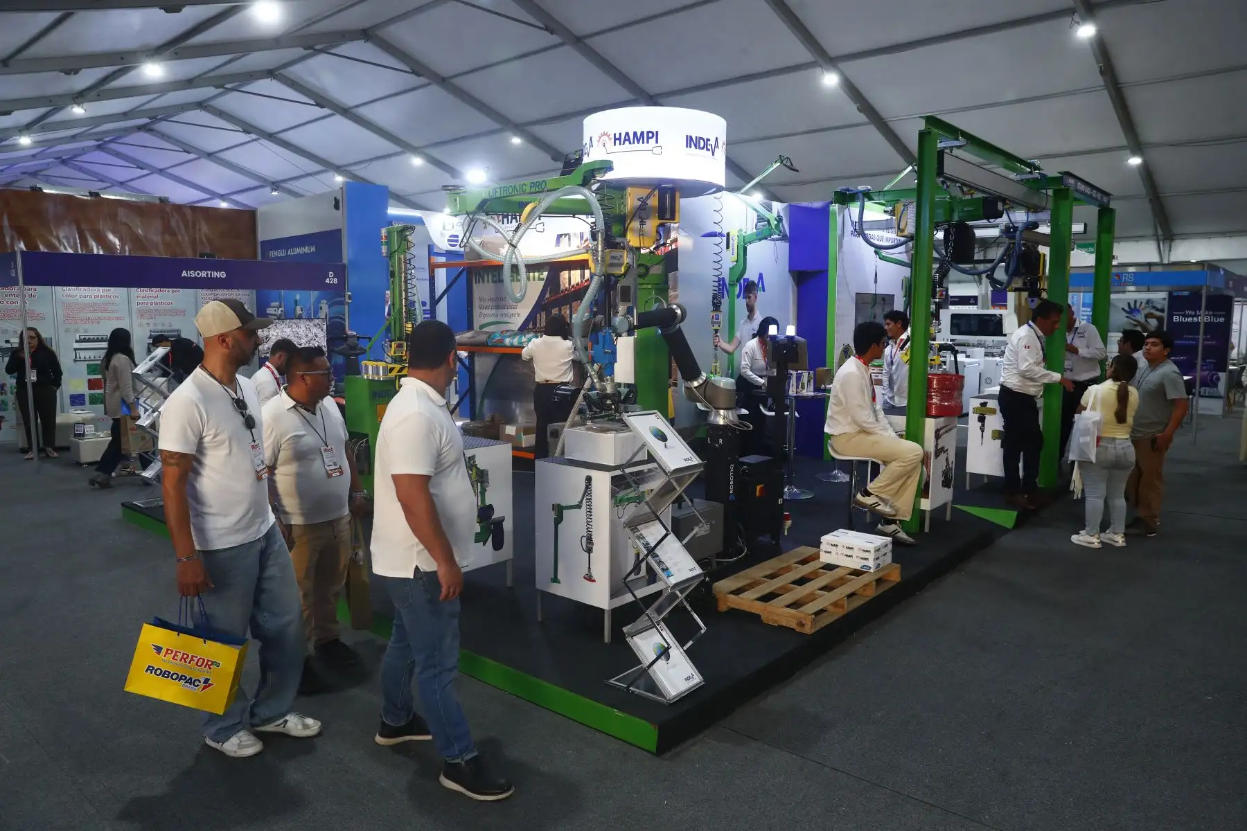 Con un pasacalle de música y bailes se inauguró Pack Perú Expo 2026, feria internacional de envases, empaques y embalajes que reúne a 1,200 marcas de diferentes países y espera recibir a unos 24,000 asistentes en el Villa Complejo Ferial de Chorrillos, del 19 al 22 de agosto. Foto: ANDINA/Daniel Bracamonte.