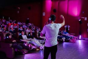 Awake es una aplicación móvil creada por peruanos, que combina ciencia, respiración consciente, sonidos y la guía de un coach para ayudar a las personas a manejar el estrés y mejorar su bienestar mental, físico y emocional, ANDINA / Difusión. 