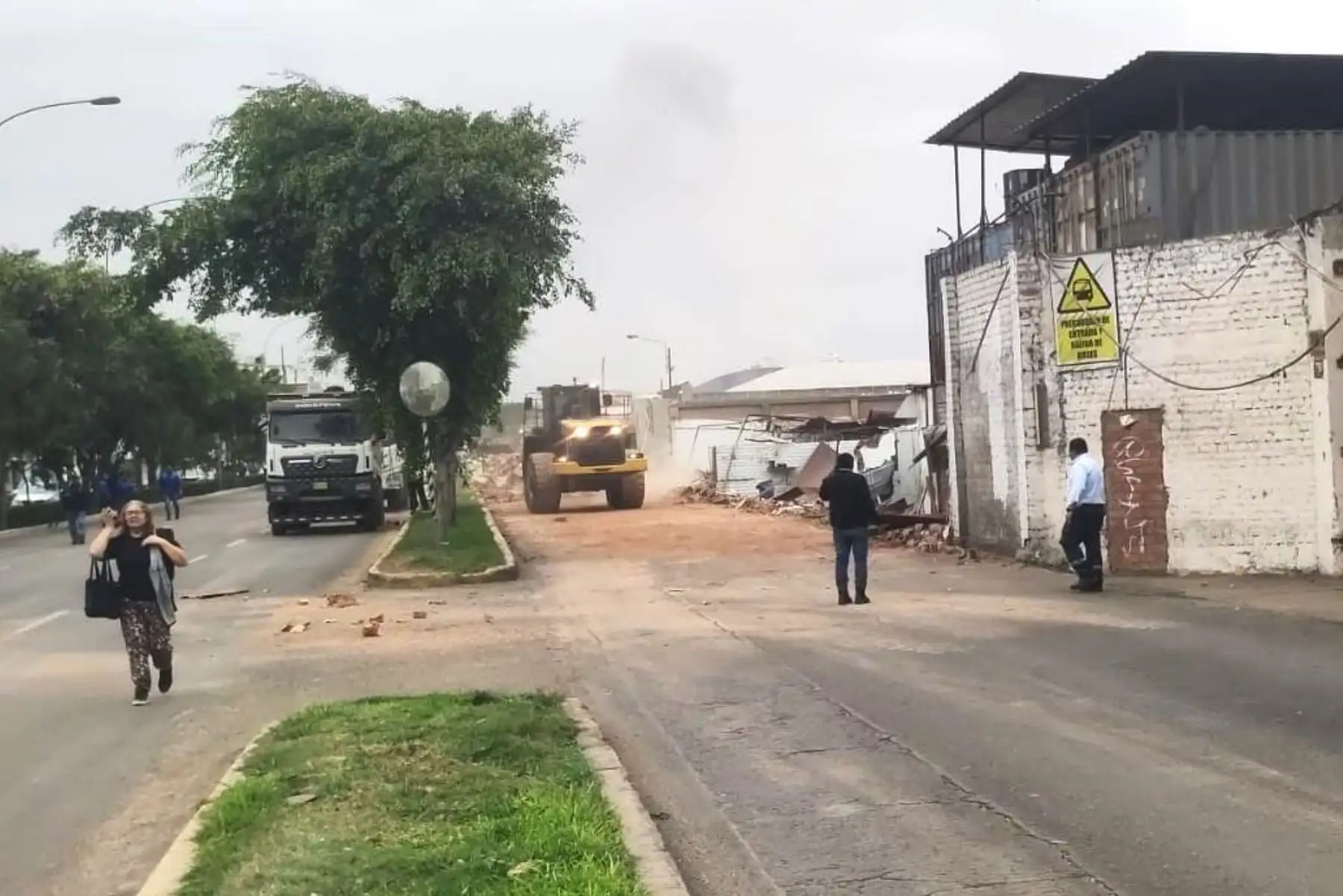 Callao: con maquinaria pesada recuperan más de 600 metros de la av Venezuela