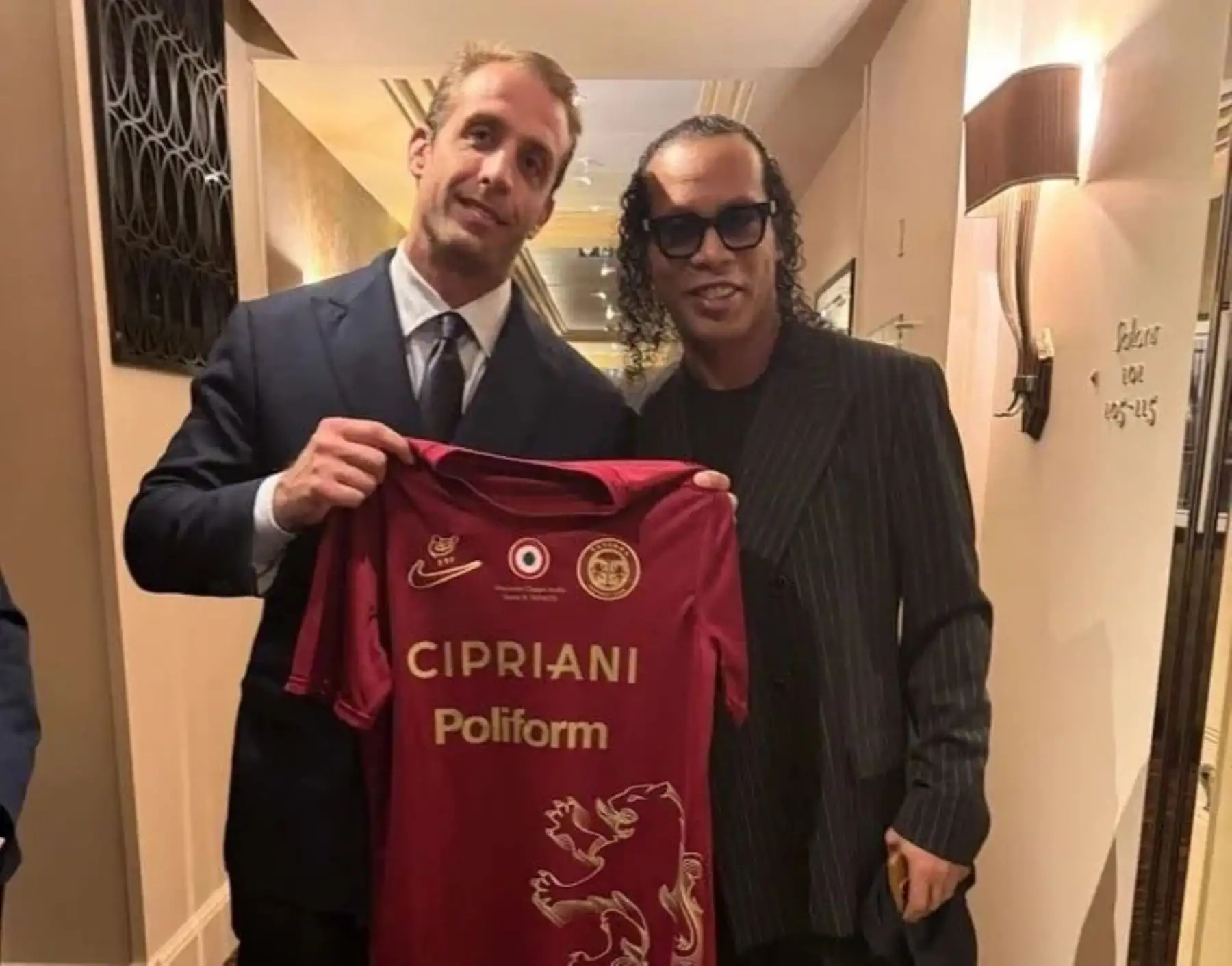 Ronaldinho aterriza en Italia para su presentación como nuevo jugador del Ravenna