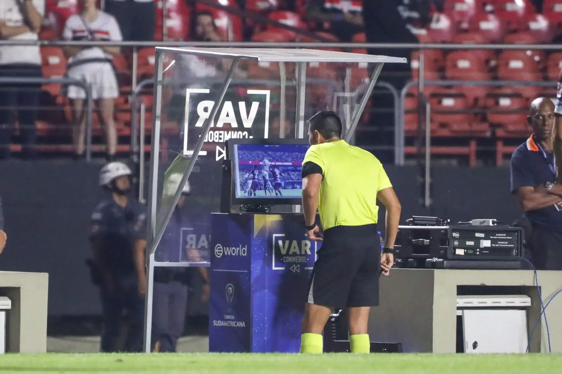 Aficionados alemanes del fútbol preparan protesta masiva contra el VAR