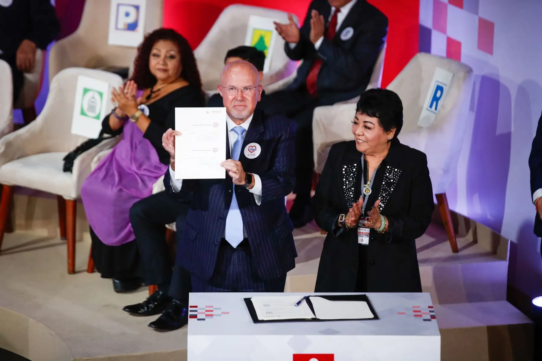Candidatos a la alcaldía de Lima se congregan en la biblioteca nacional para firmar el Pacto Ético Electoral organizado por el Jurado  Nacional de Elecciones, Carlos Bruce del partido Somos Perú estampa su firma aceptando así este pacto.  Foto: ANDINA/Ricardo Cuba