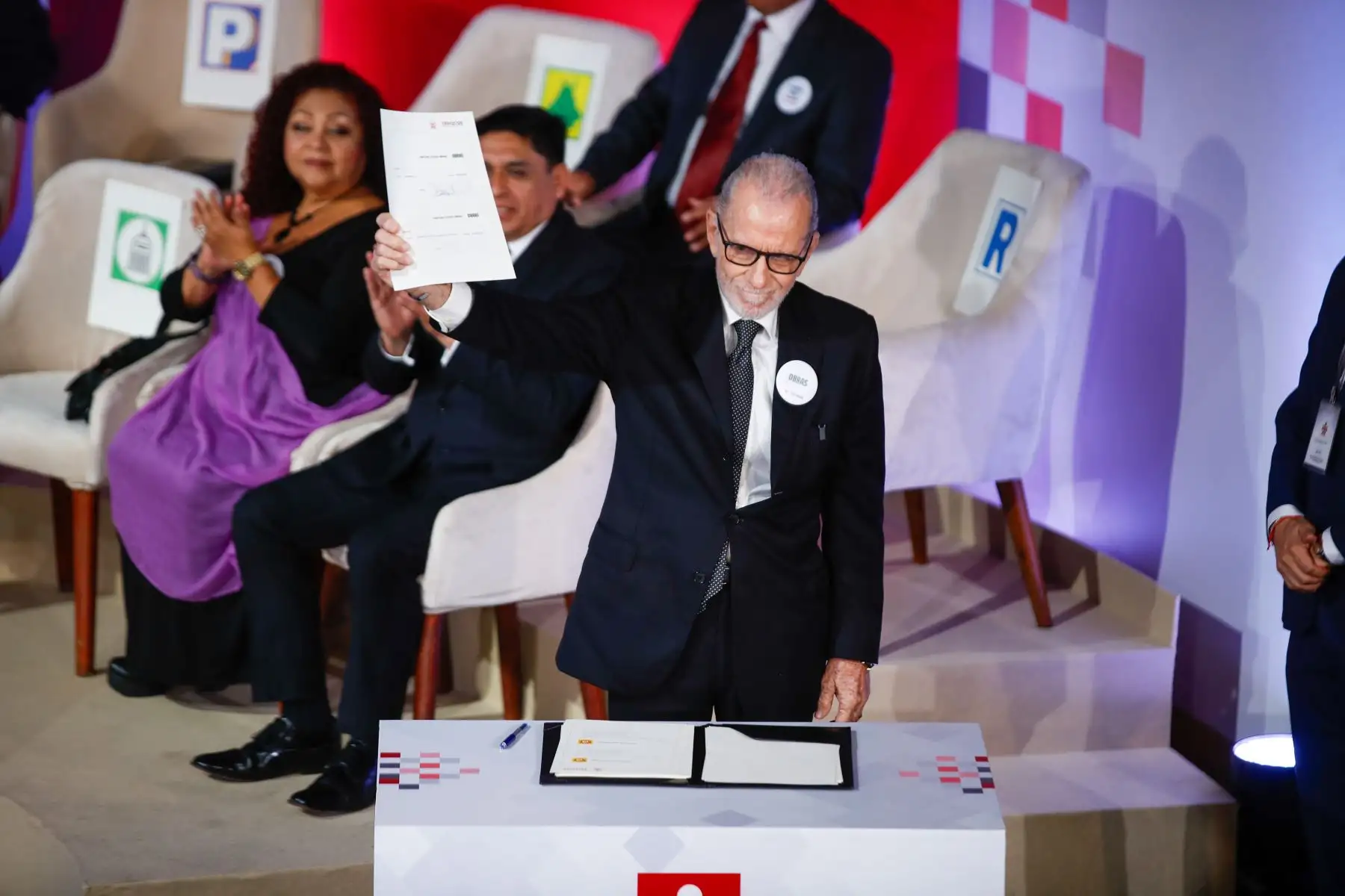 Candidatos a la alcaldía de Lima se congregan en la biblioteca nacional para firmar el Pacto Ético Electoral organizado por el Jurado Nacional de Elecciones, Ricardo Belmont del partido político Obras estampa su firma aceptando así este pacto  Foto: ANDINA/Ricardo Cuba