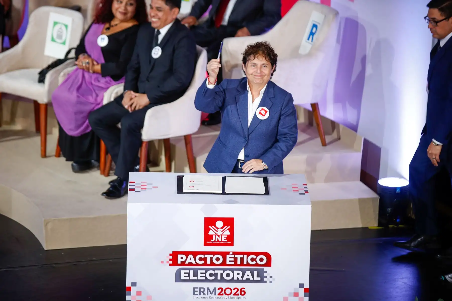 Candidatos a la alcaldía de Lima se congregan en la biblioteca nacional para firmar el Pacto Ético Electoral organizado por el Jurado Nacional de Elecciones, Susel Paredes del partido político Ahora Nación estampa su firma aceptando así este pacto  Foto: ANDINA/Ricardo Cuba