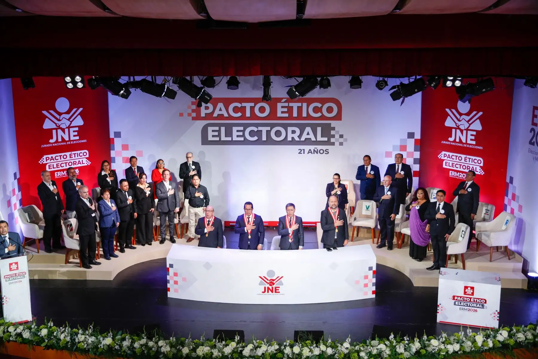 Diecinueve agrupaciones políticas suscribieron el Pacto Ético Electoral, promovido por el JNE, con miras a las Elecciones Regionales y Municipales 2026. La ceremonia se realizó en el Centro de Convenciones de San Borja, donde representantes y candidatos por Lima asumieron compromisos democráticos. Foto: ANDINA/Ricardo Cuba.