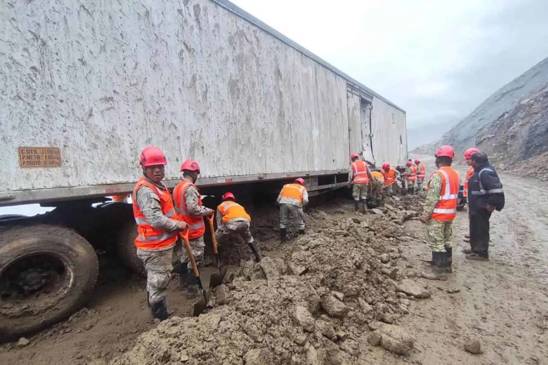 El Ejército del Perú mantiene desplegadas dos Brigadas de Intervención Rápida en Atico, provincia de Caravelí, para apoyar en la atención de la emergencia ocasionada por huaicos y caída de piedras en la Panamericana Sur. Los efectivos trabajan en la zona afectada, entre los kilómetros 731 y 733, para apoyar en la remoción de lodo y piedras y recuperar la transitabilidad. Fotos: ANDINA/Difusión