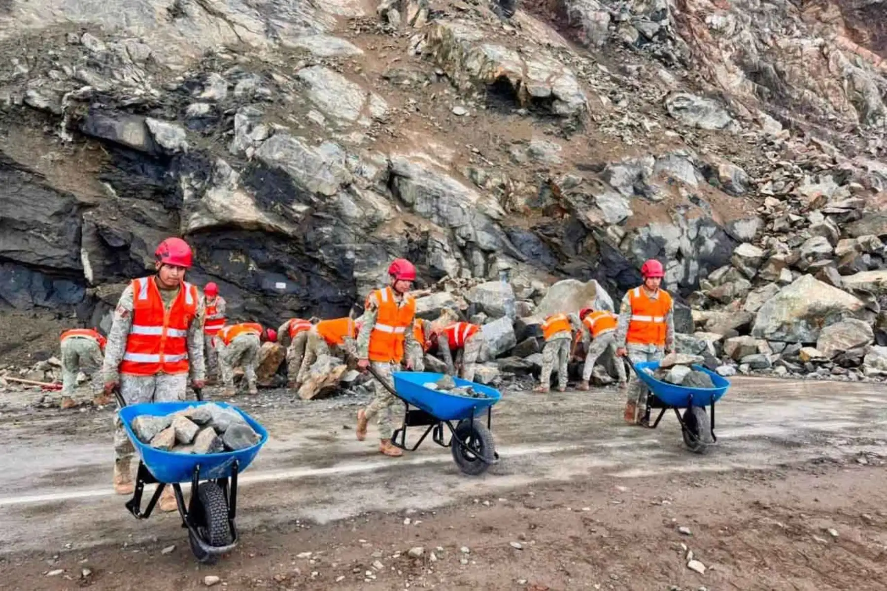 El Ejército del Perú mantiene desplegadas dos Brigadas de Intervención Rápida en Atico, provincia de Caravelí, para apoyar en la atención de la emergencia ocasionada por huaicos y caída de piedras en la Panamericana Sur. Los efectivos trabajan en la zona afectada, entre los kilómetros 731 y 733, para apoyar en la remoción de lodo y piedras y recuperar la transitabilidad. Fotos: ANDINA/Difusión